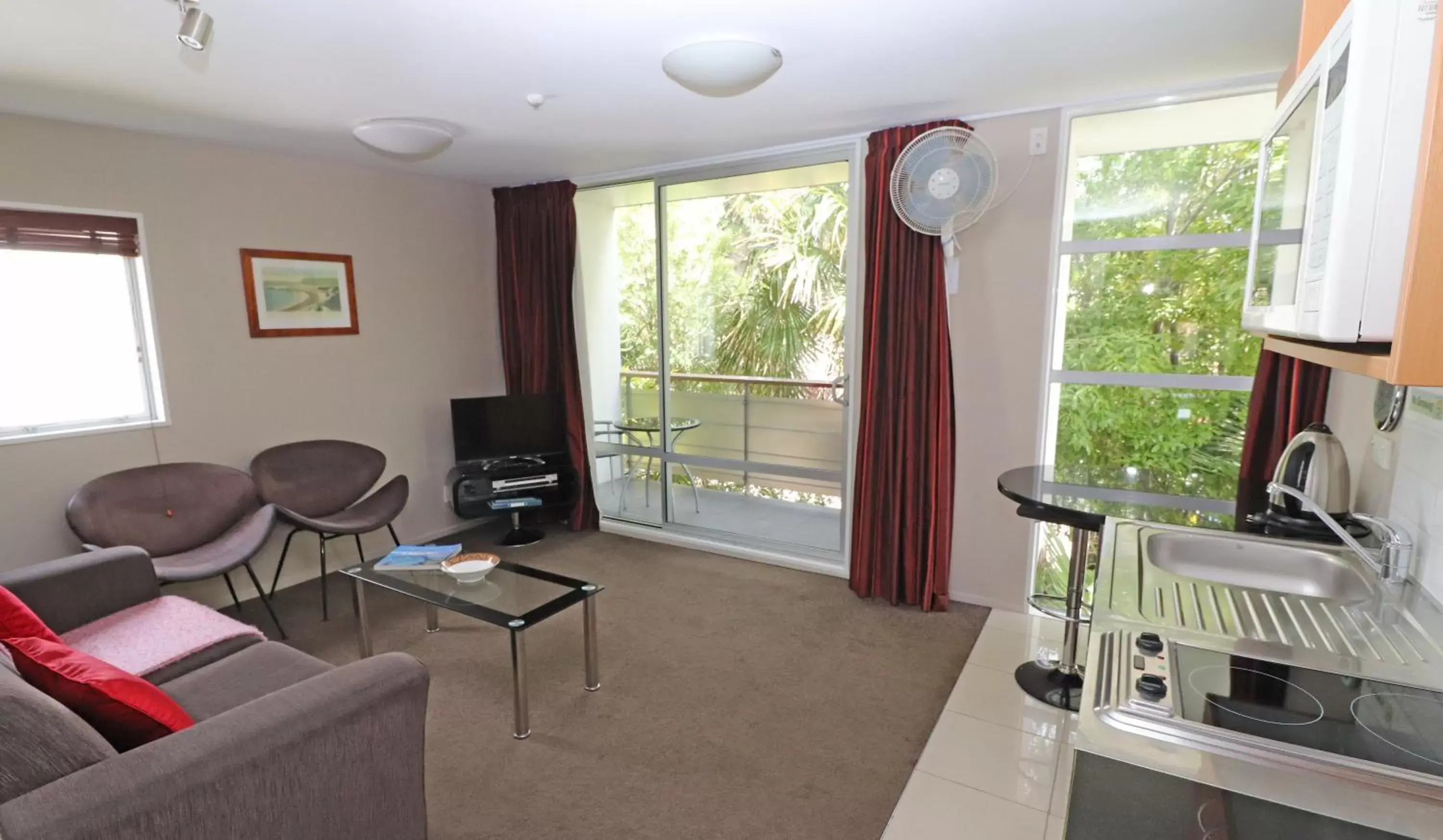 TV and multimedia, Seating Area in Sumner Bay Motel