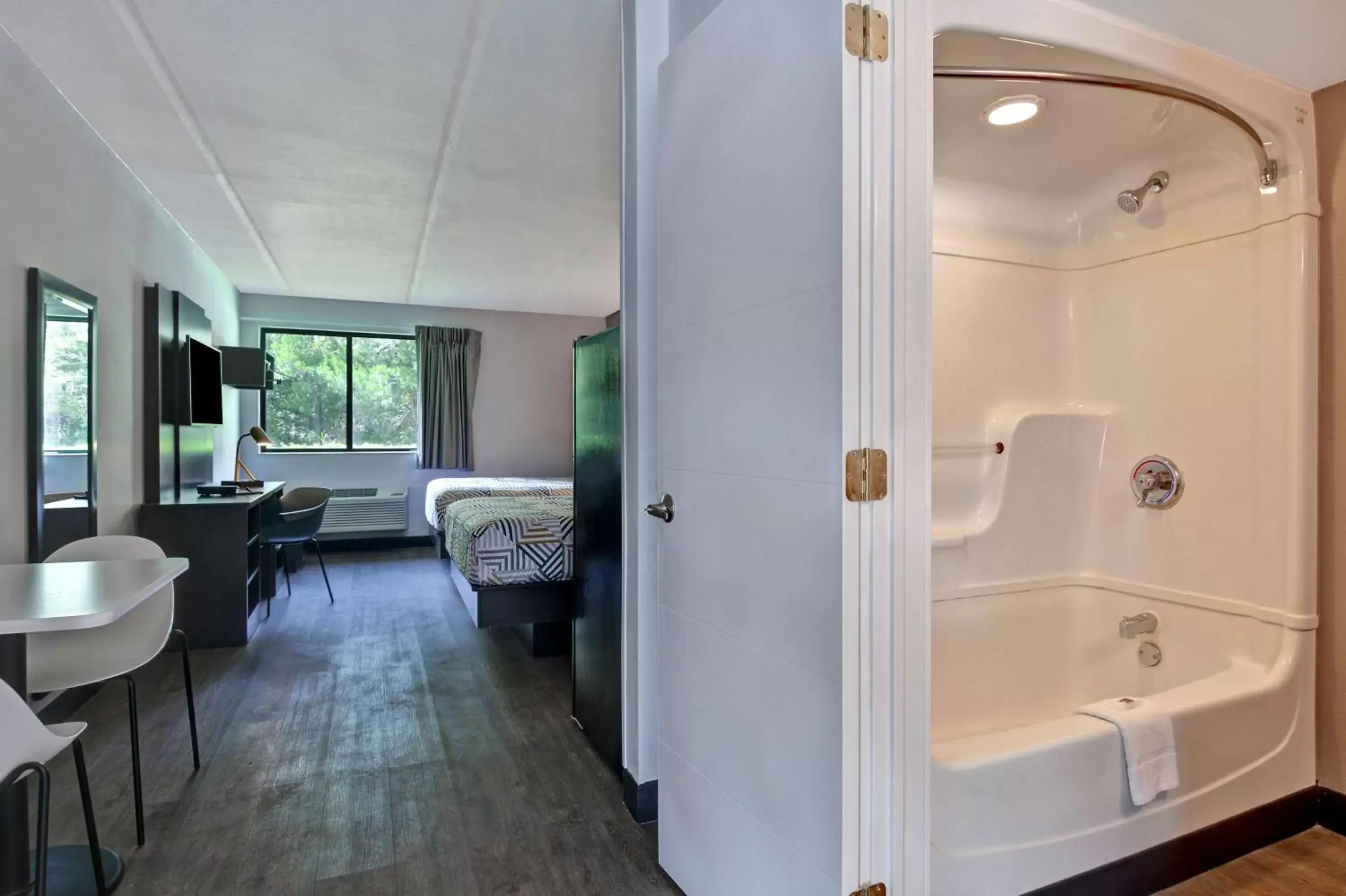 Photo of the whole room, Bed in Studio 6-Jacksonville, FL - Baymeadows Photo of the whole room, Bed in Studio 6-Jacksonville, FL - Baymeadows