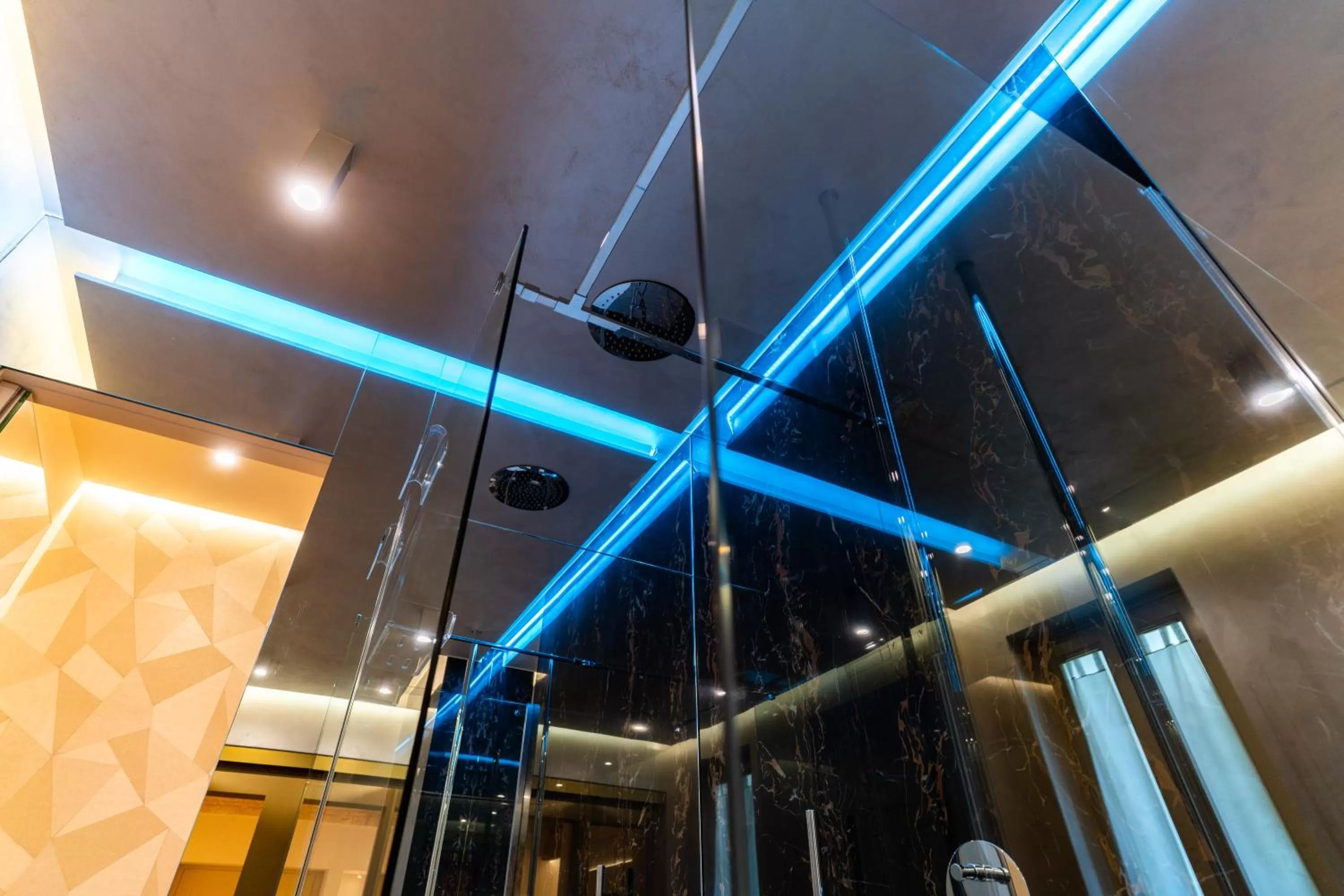 Shower in Palazzo Scotto