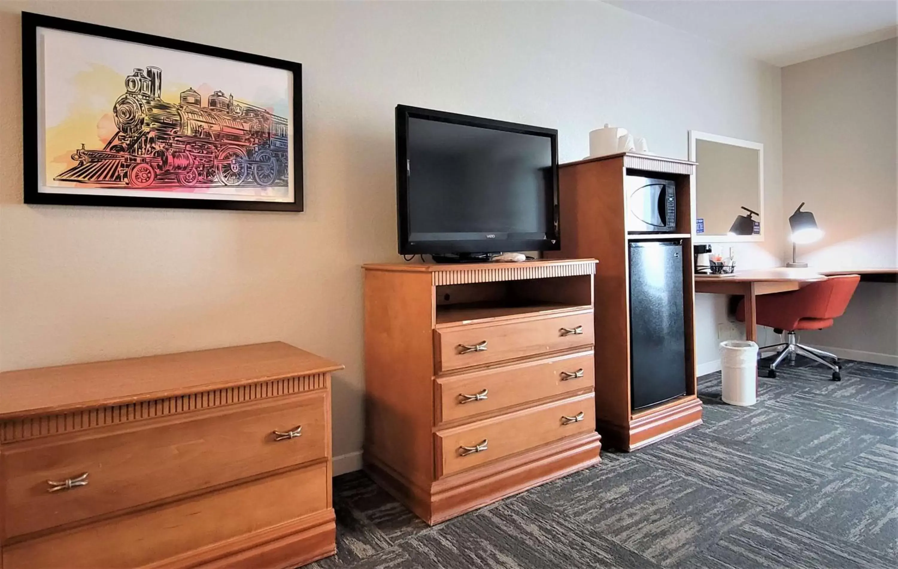 Bedroom, TV/Entertainment Center in Hampton Inn Hays-North of I-70