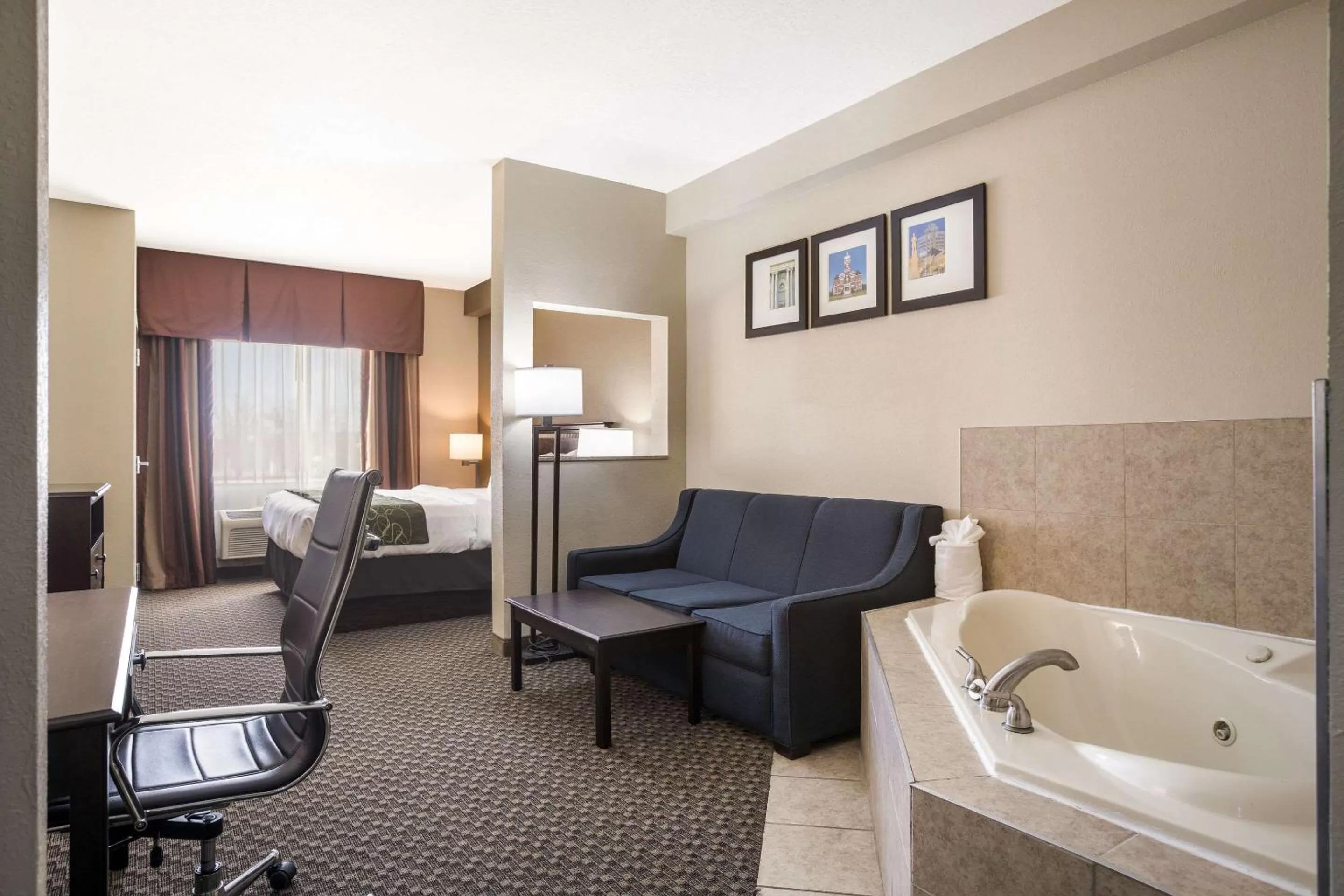 Photo of the whole room, Bed in Comfort Suites Forsyth near I-75