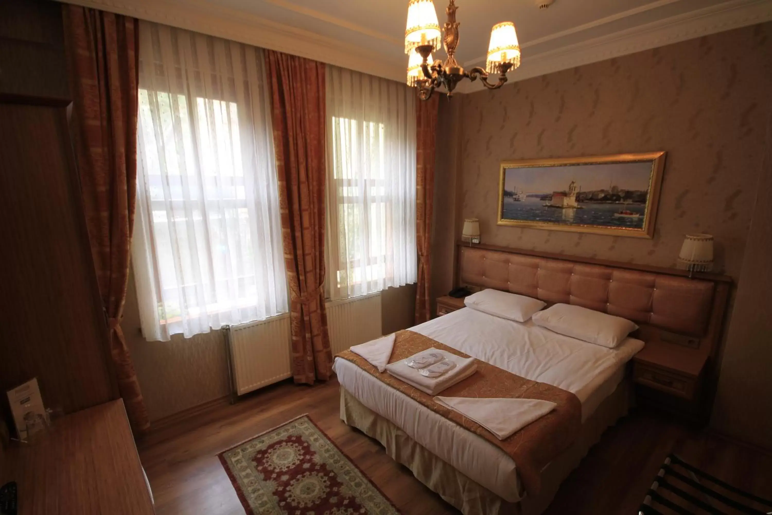 Photo of the whole room, Bed in Hotel Tashkonak Istanbul