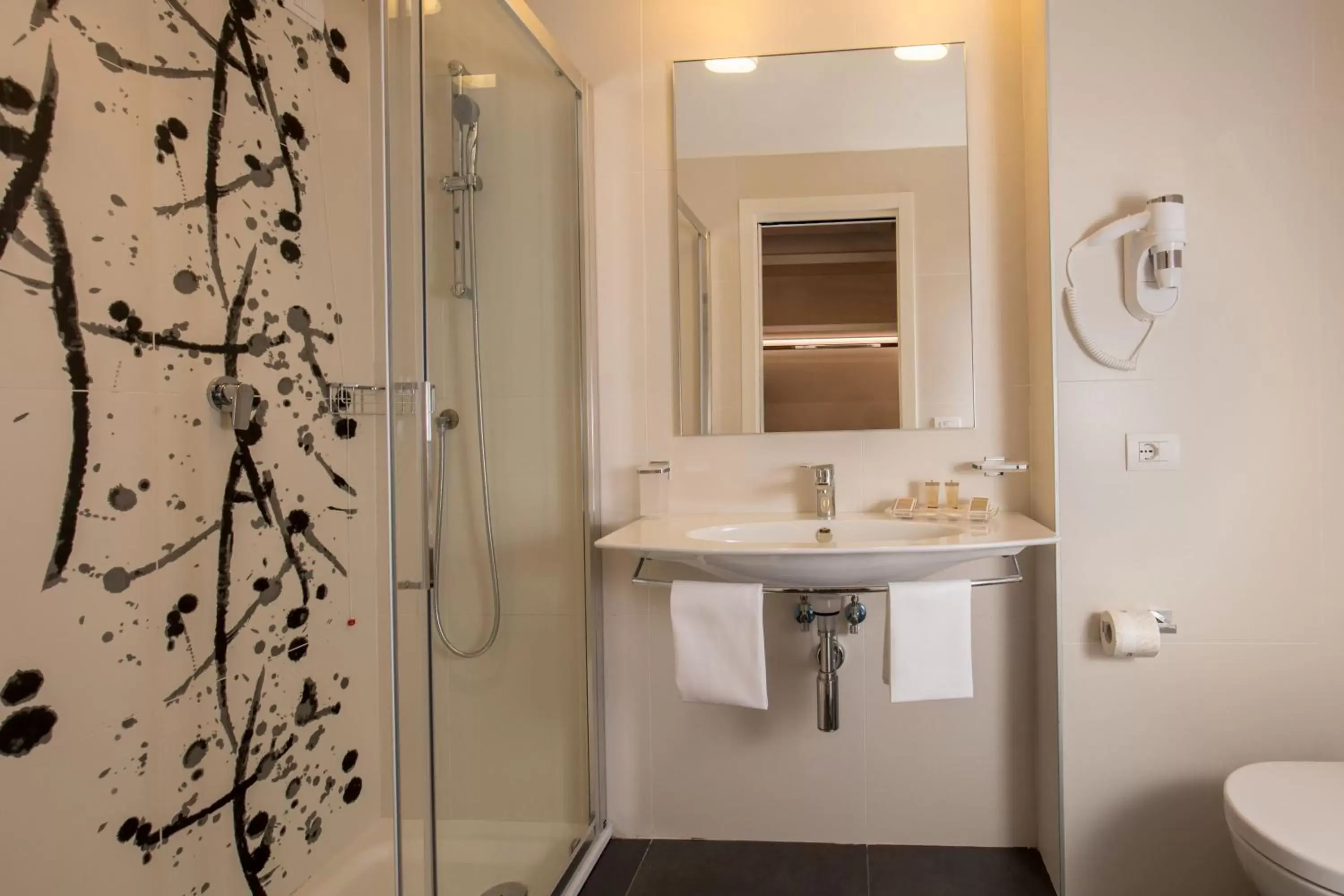 Shower, Bathroom in Hotel American Palace Eur