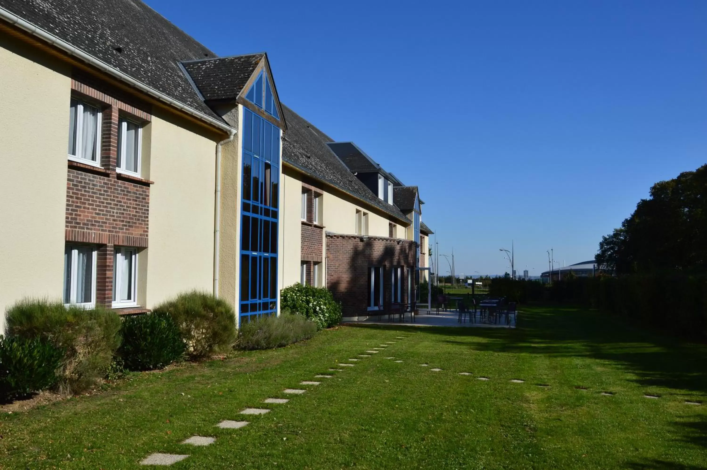 Garden, Property Building in The Originals City Hôtel, Aéroport Beauvais (ex: Inter-Hotel)