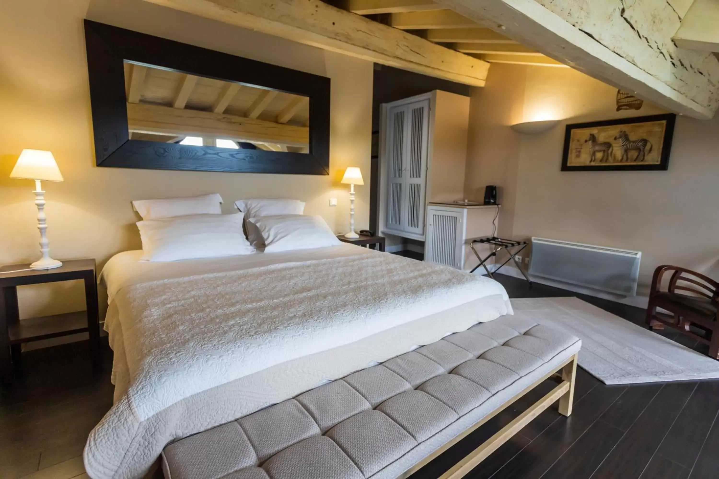Photo of the whole room, Bed in HOTEL restaurant CÔTE GARONNE le BALCON DES DAMES - Tonneins Marmande Agen - chambres climatisées