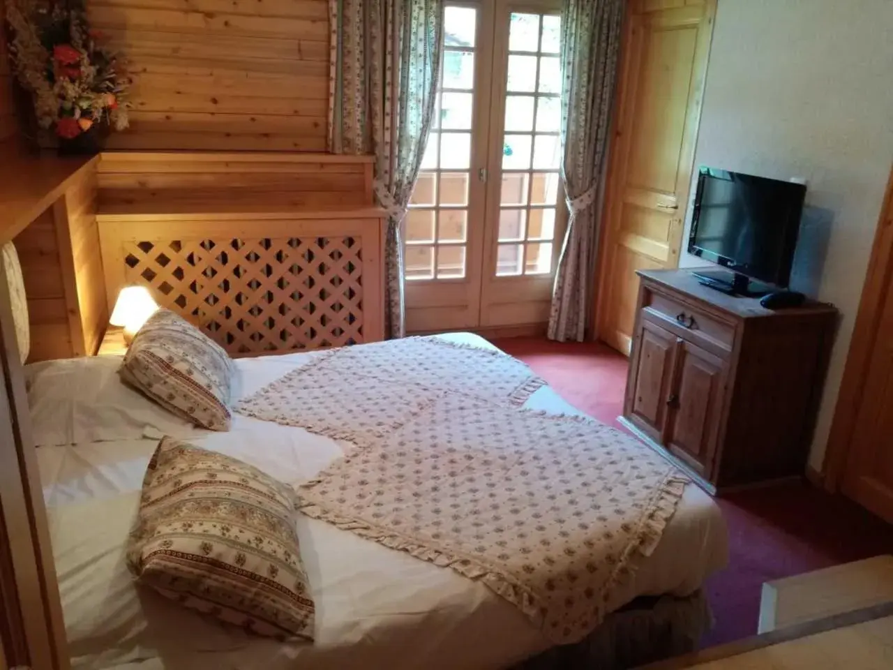 Photo of the whole room, Bed in Hotel les Sapins