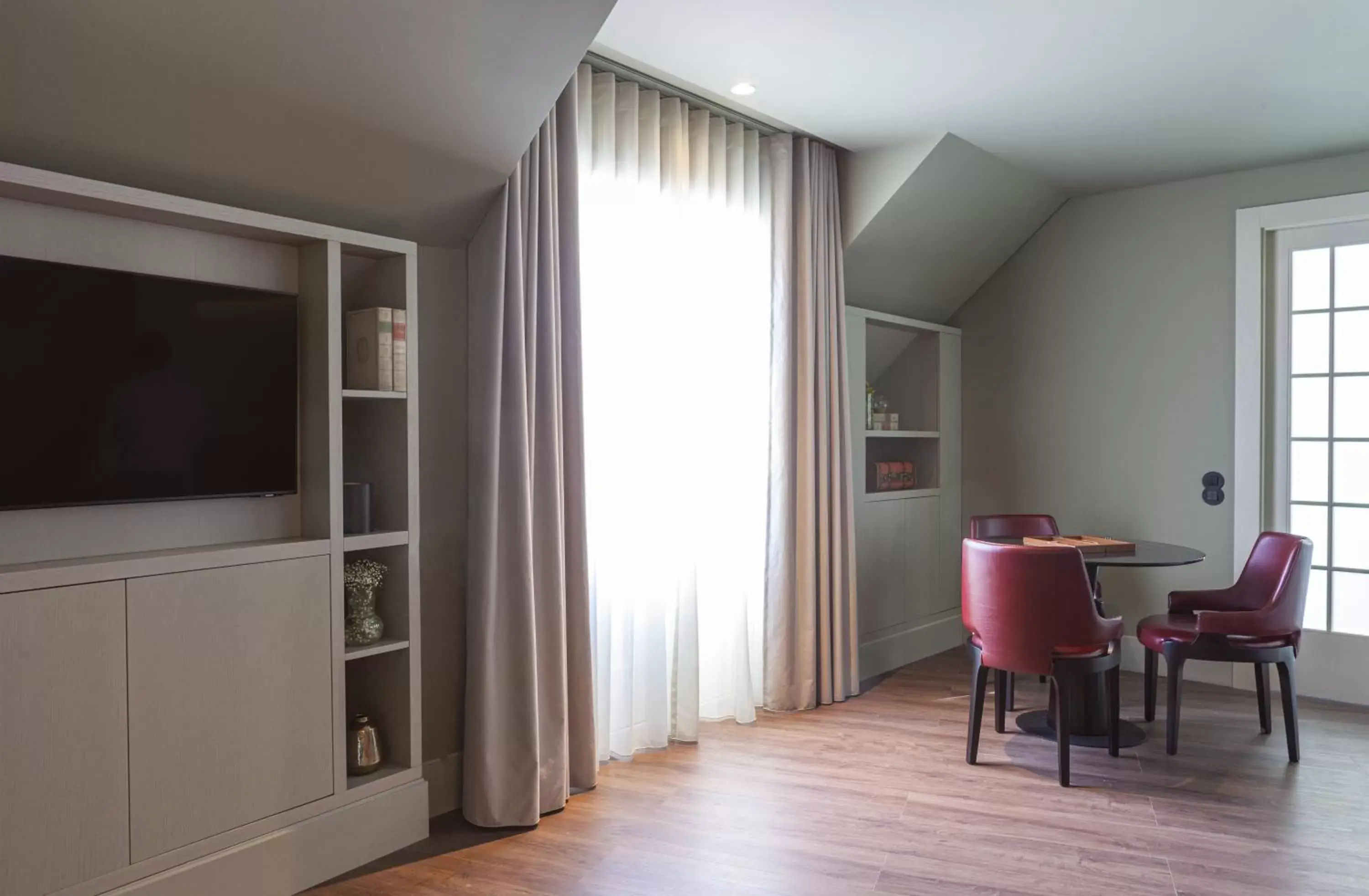 Seating area, TV/Entertainment Center in Hotel das Virtudes