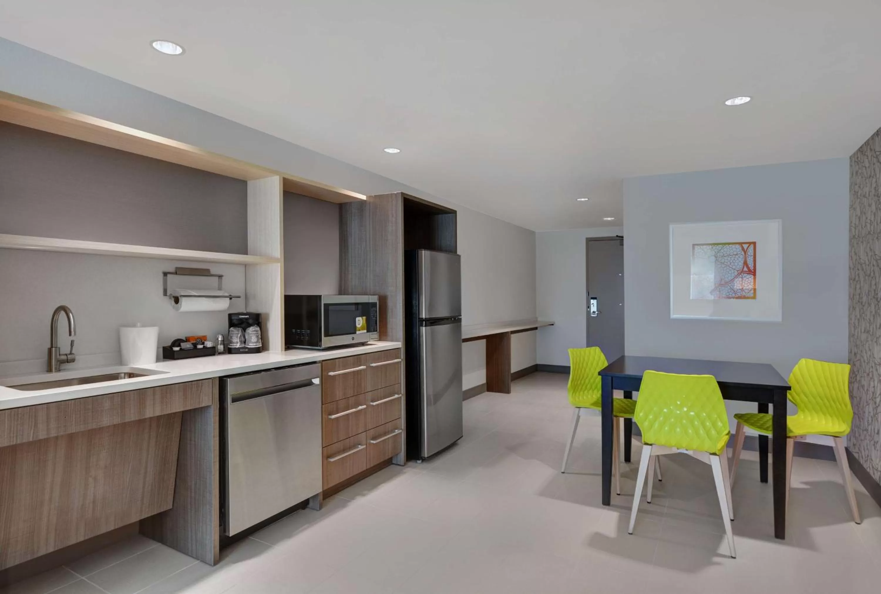 Kitchen or kitchenette in Home2 Suites By Hilton Largo, Fl