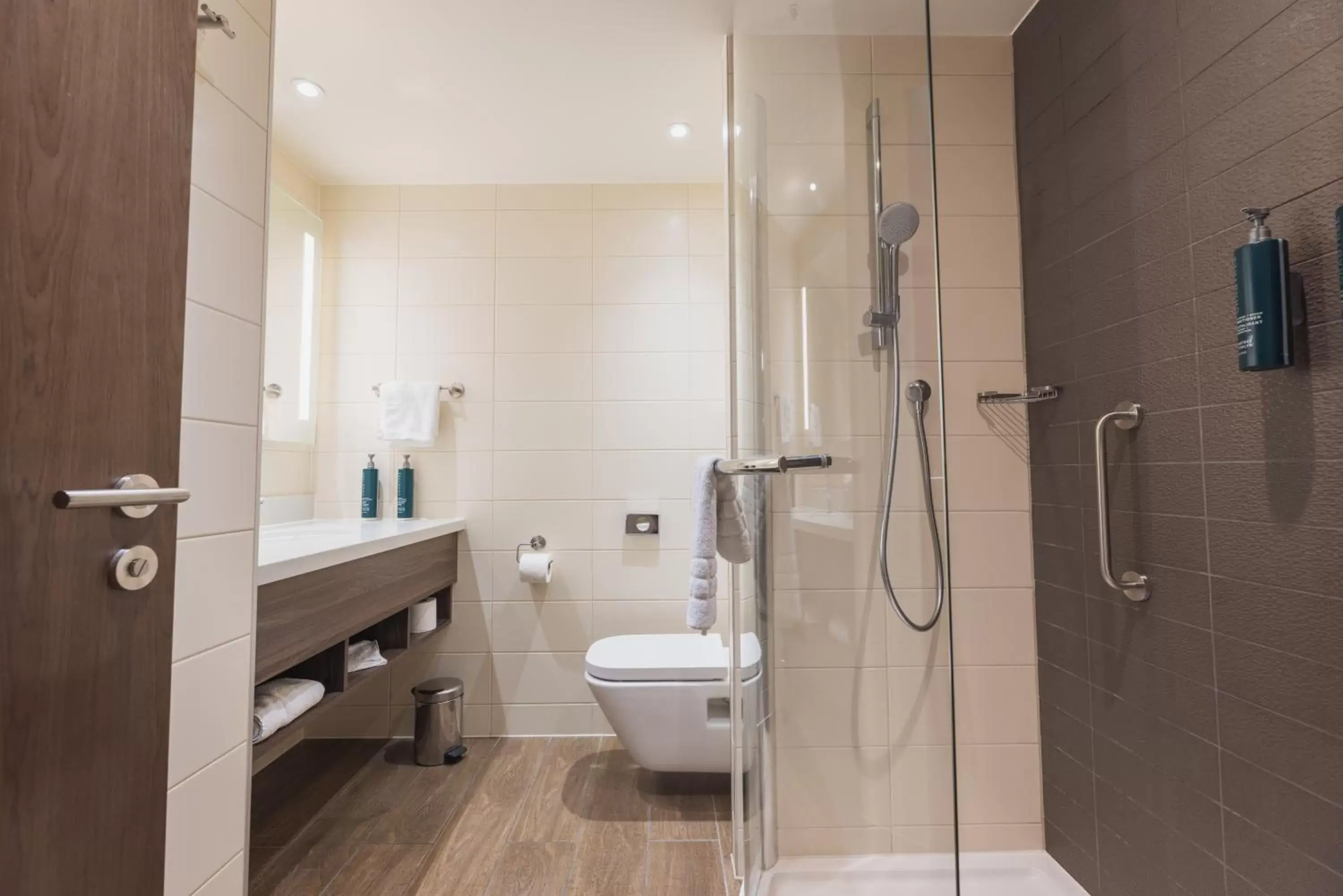 Shower, Bathroom in Hilton Garden Inn Birmingham Airport Uk