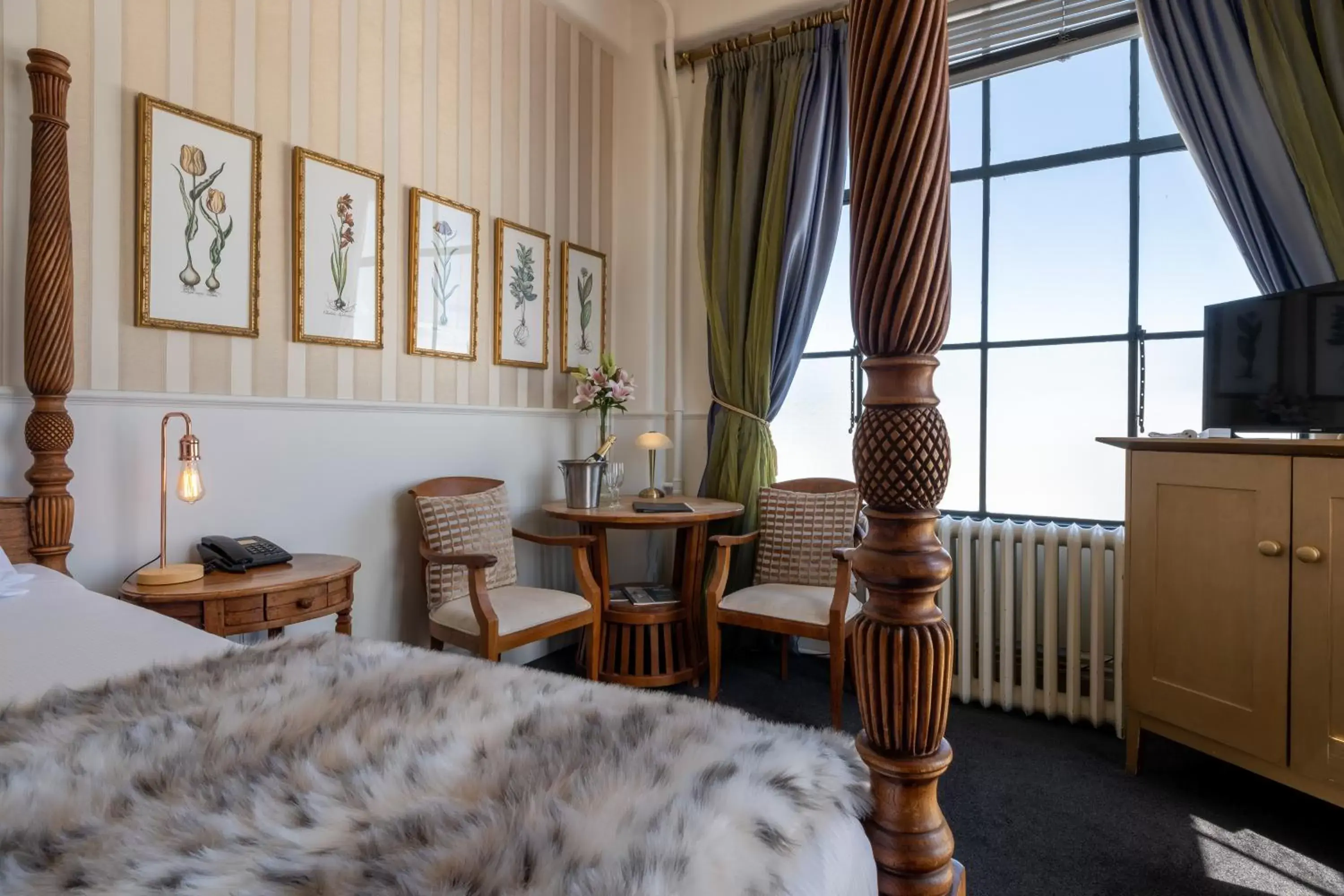 Bedroom, Seating Area in Hotel D'urville Blenheim