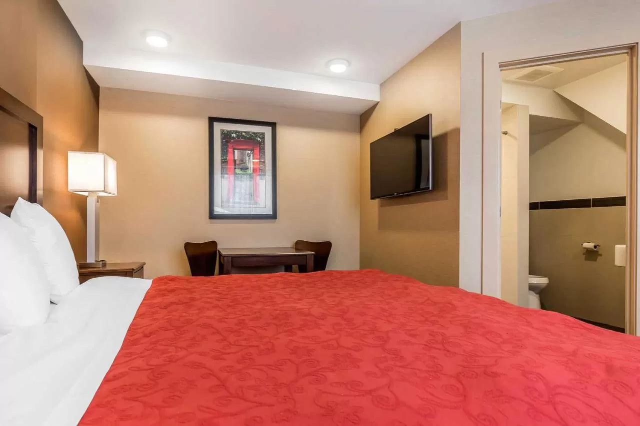 Bedroom, Bed in Rodeway Inn Chicago/Evanston