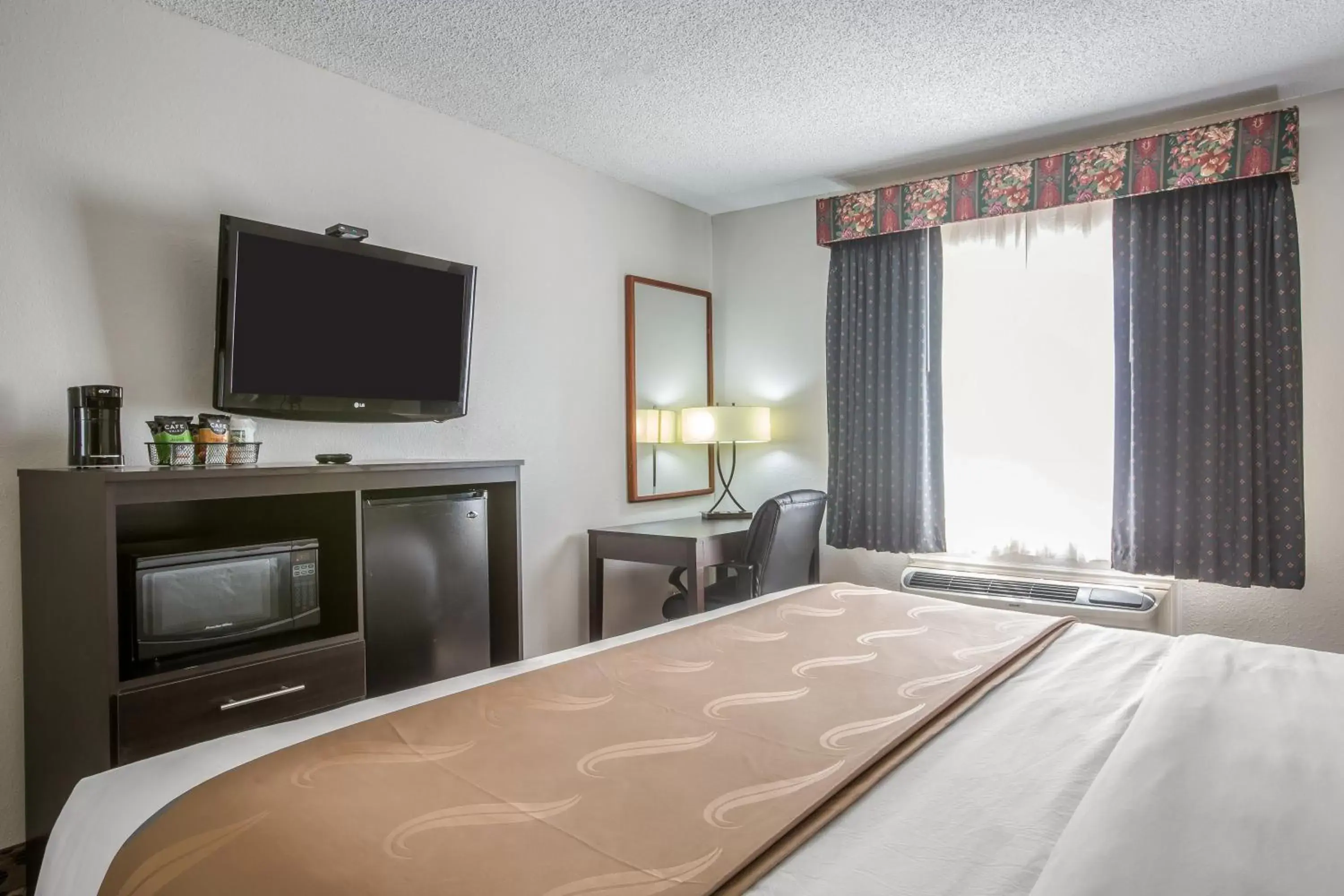 TV and multimedia, Bed in Quality Inn Stockbridge Atlanta South