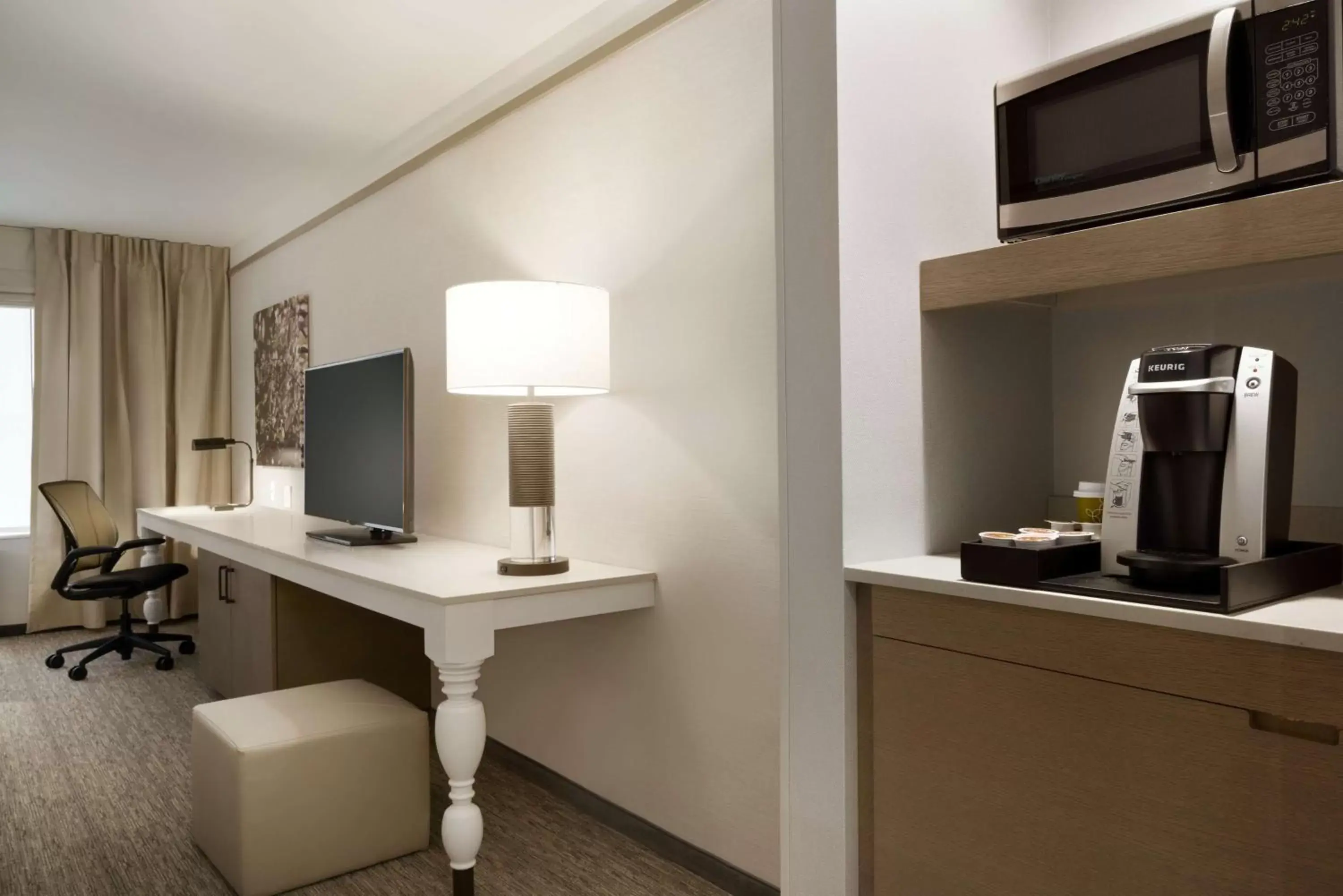 Bedroom, TV/Entertainment Center in Hilton Garden Inn Newtown Square Radnor