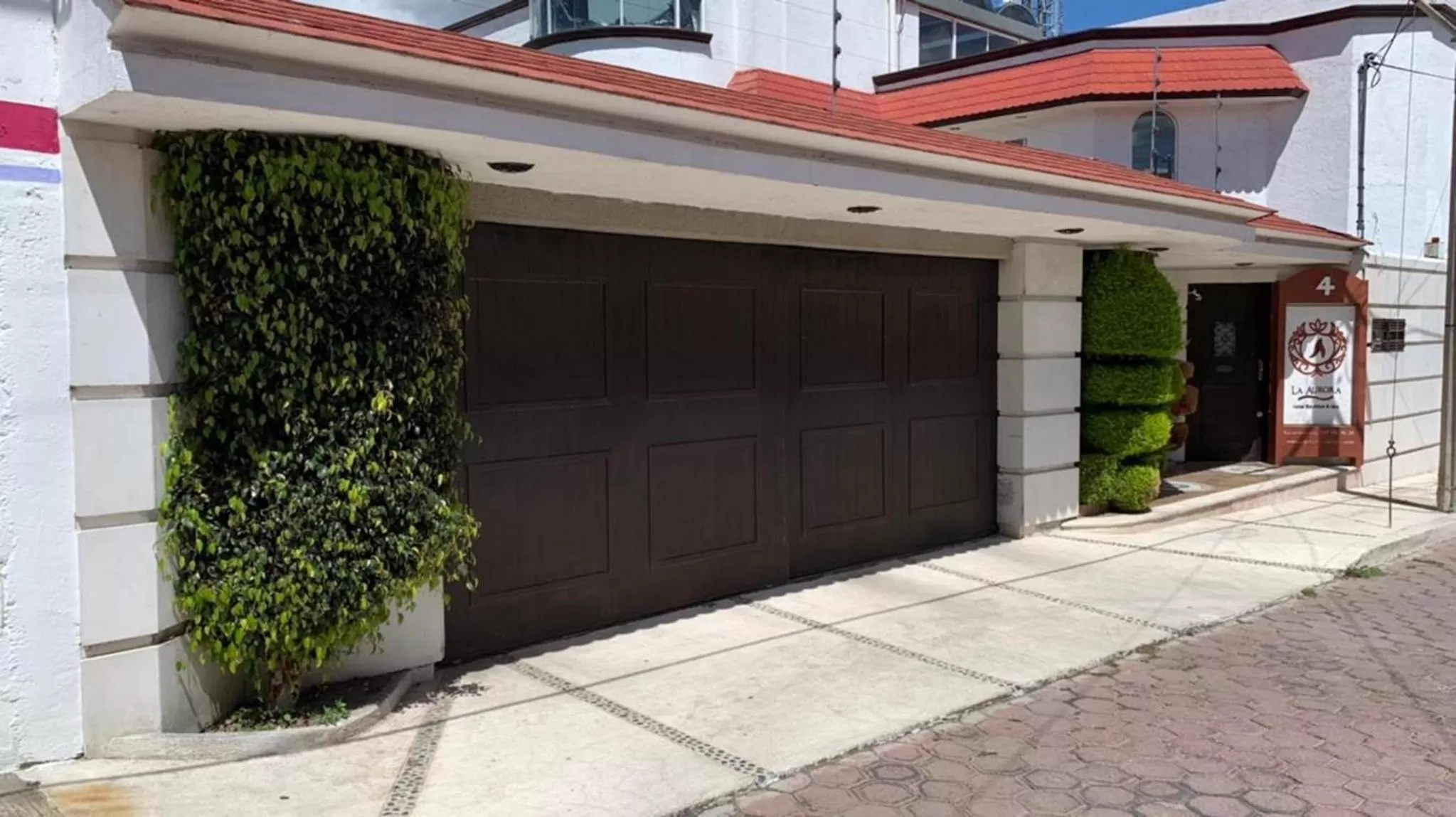 Facade/entrance in La Aurora Hotel Like Home