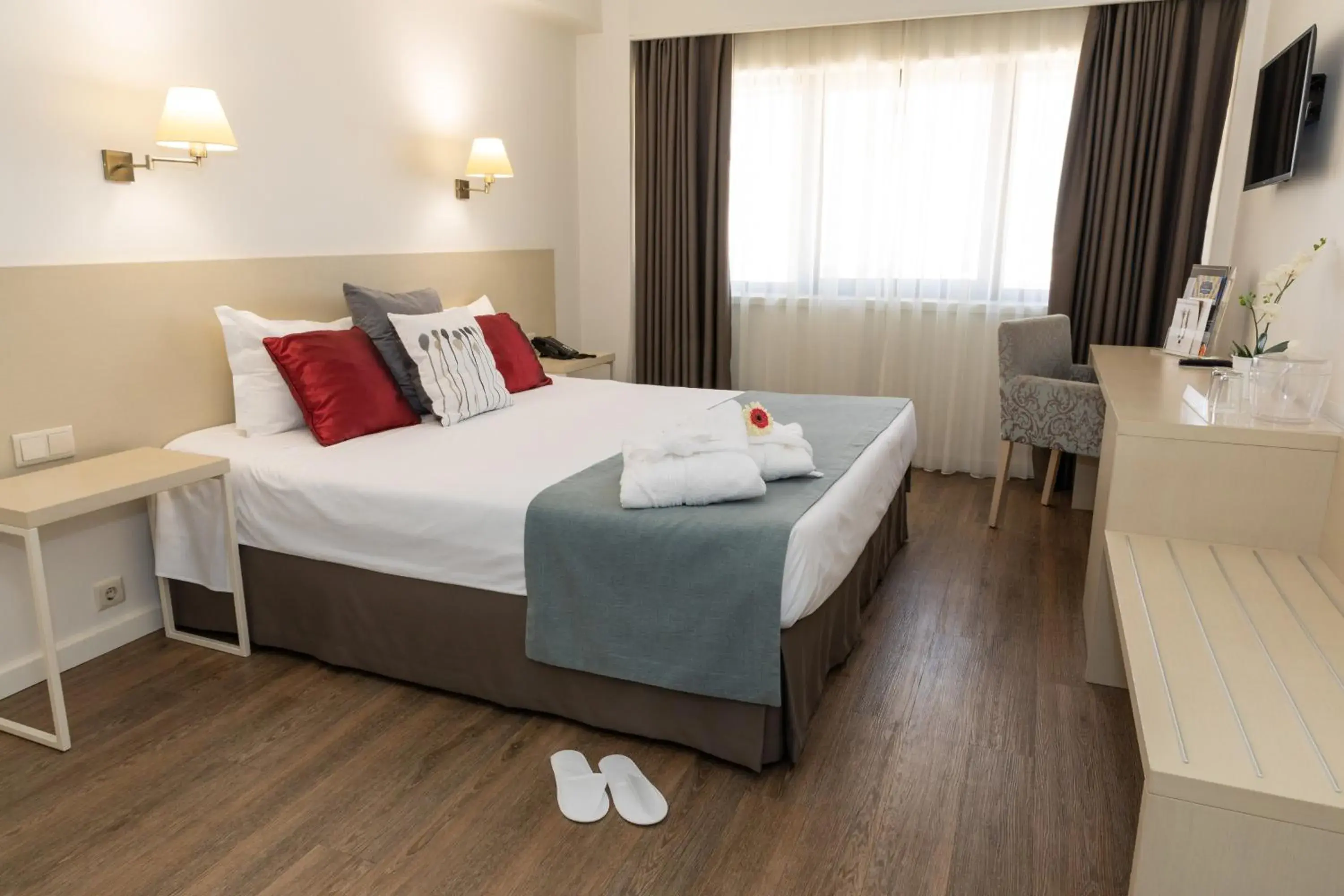 Bedroom, Bed in Hotel Black Tulip - Porto Gaia