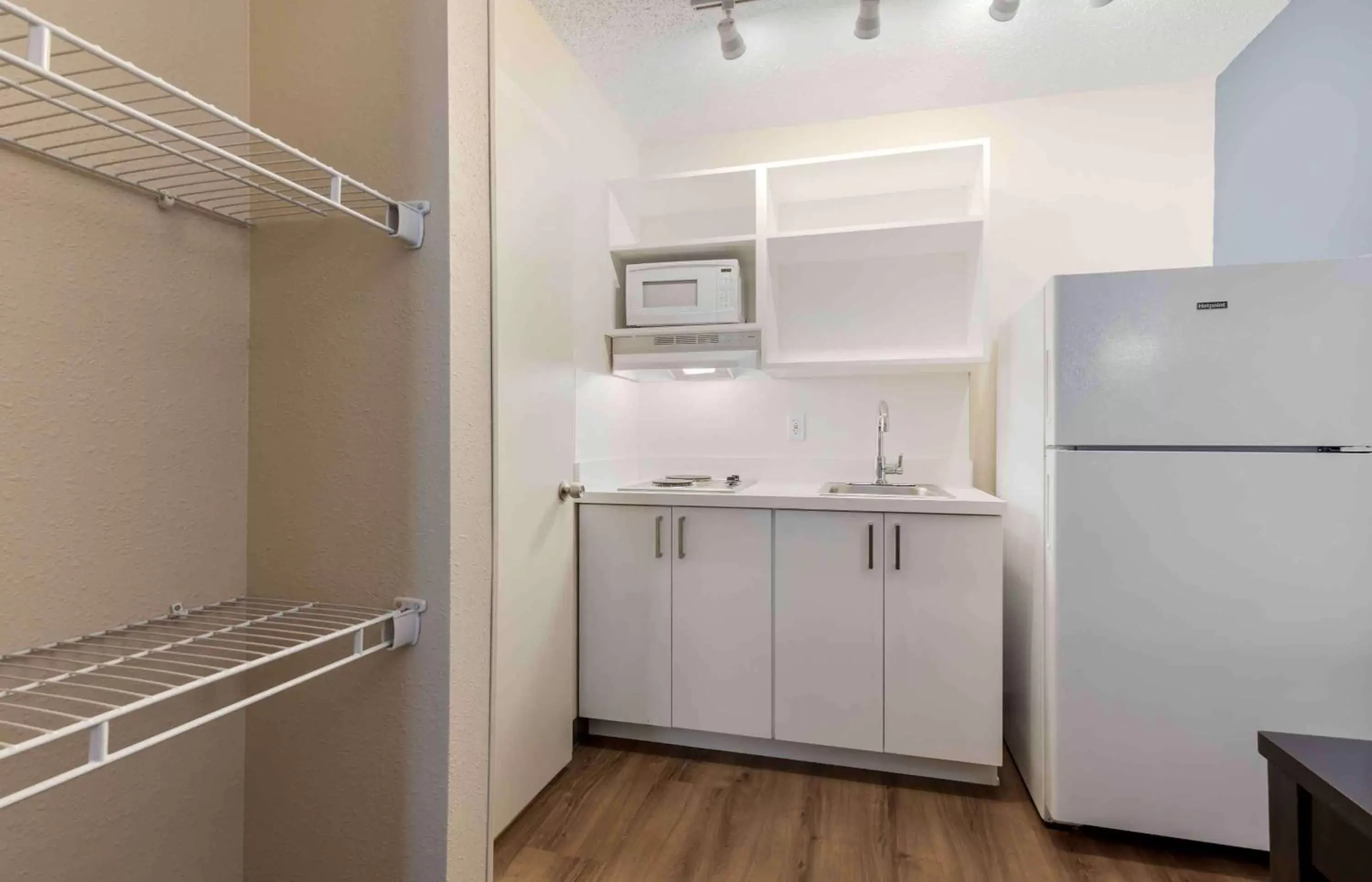 Bedroom, Kitchen/Kitchenette in Extended Stay America Suites - Dallas - Coit Road