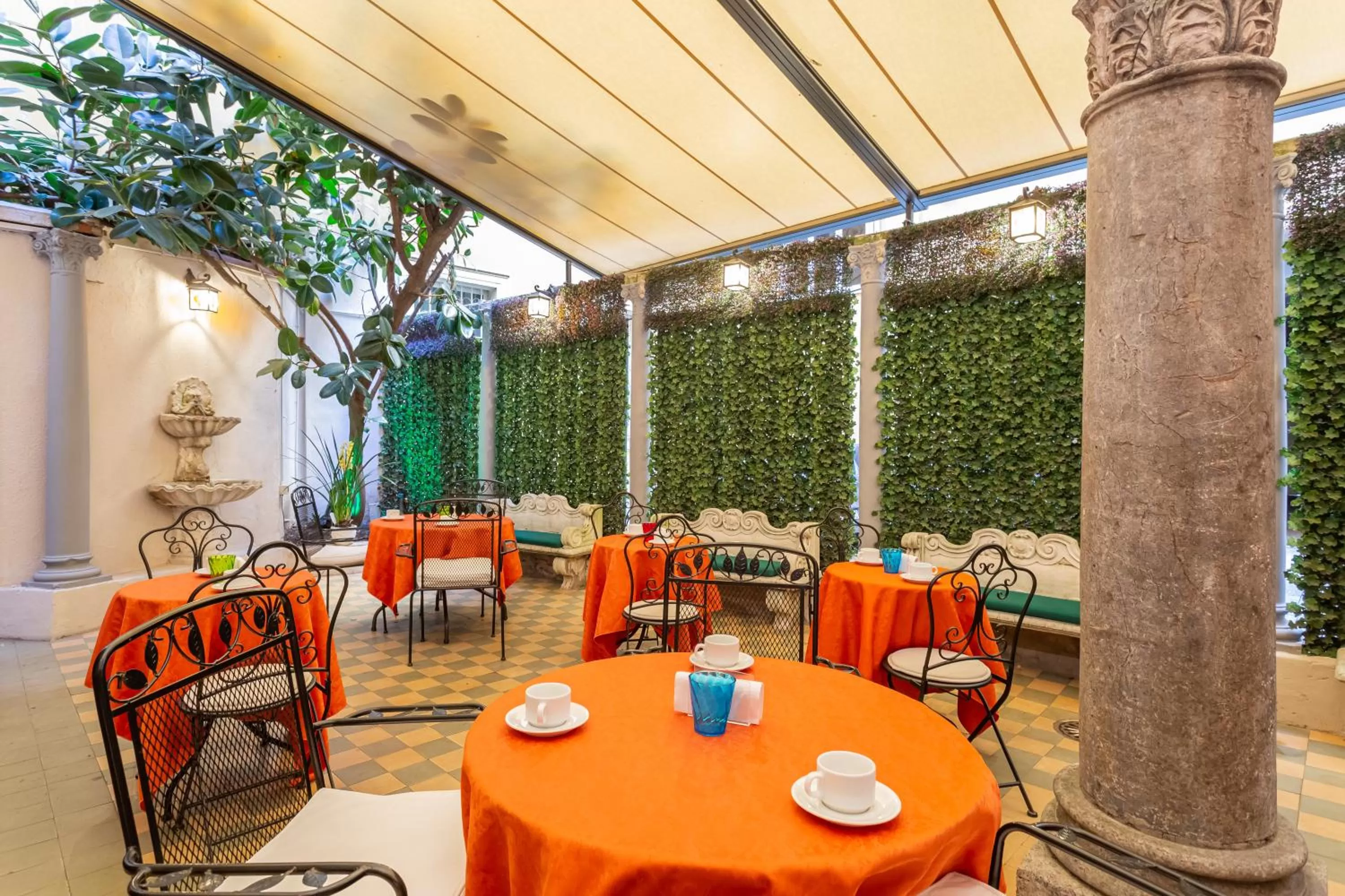 Patio in Hotel Medici