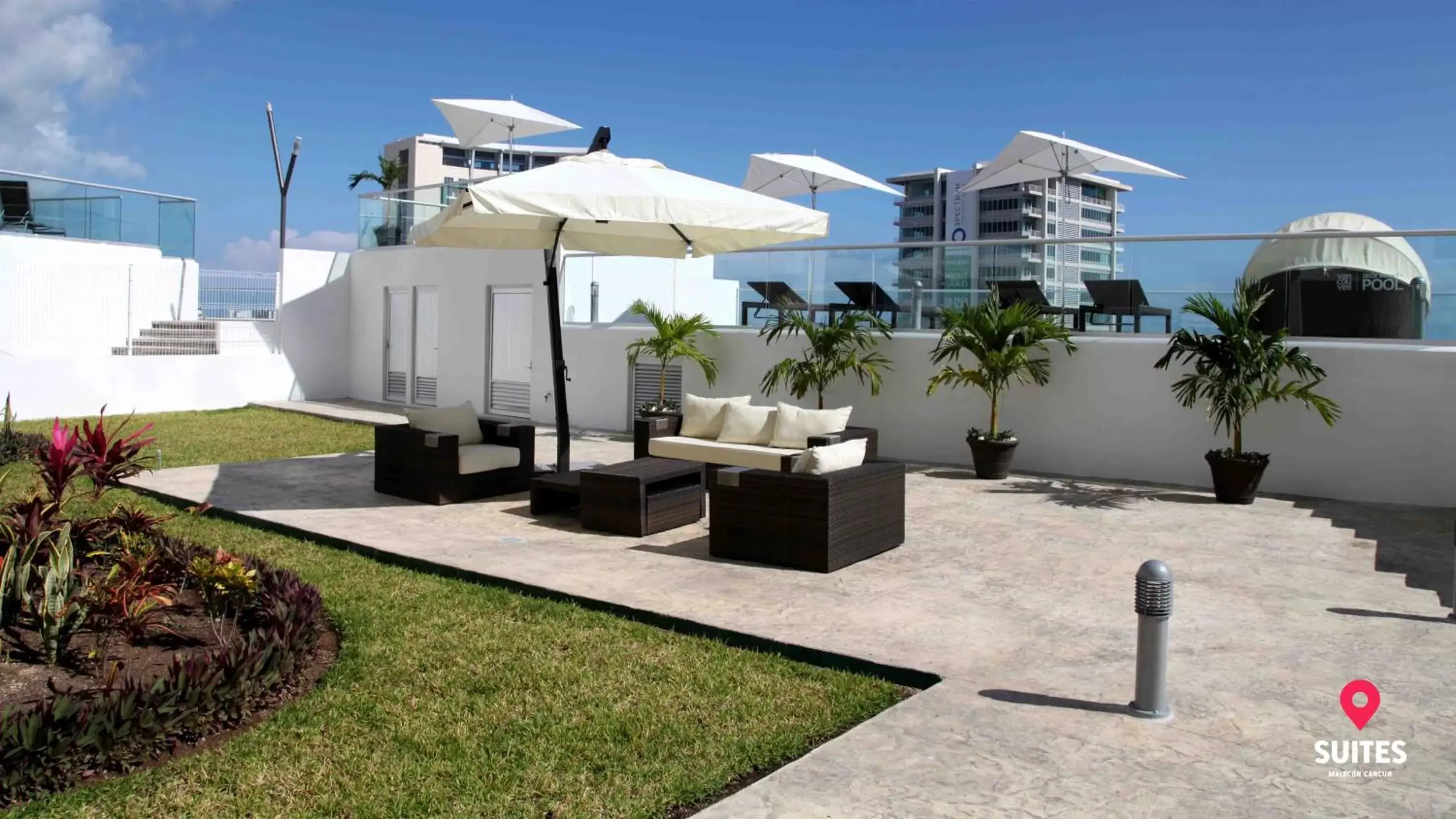 Patio, Property Building in Suites Malecon Cancun