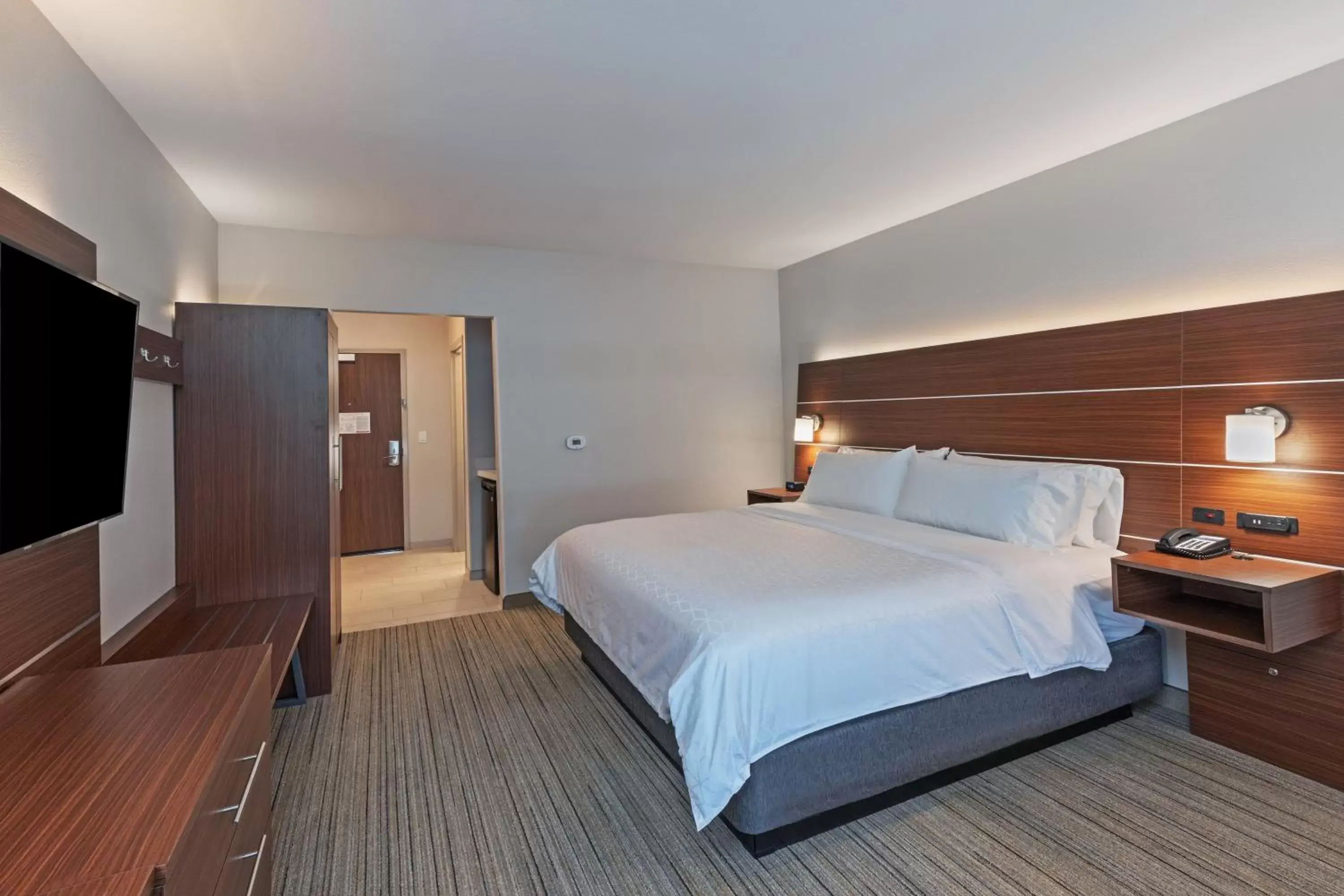 Bed in Holiday Inn Express & Suites - Parsons, an IHG Hotel