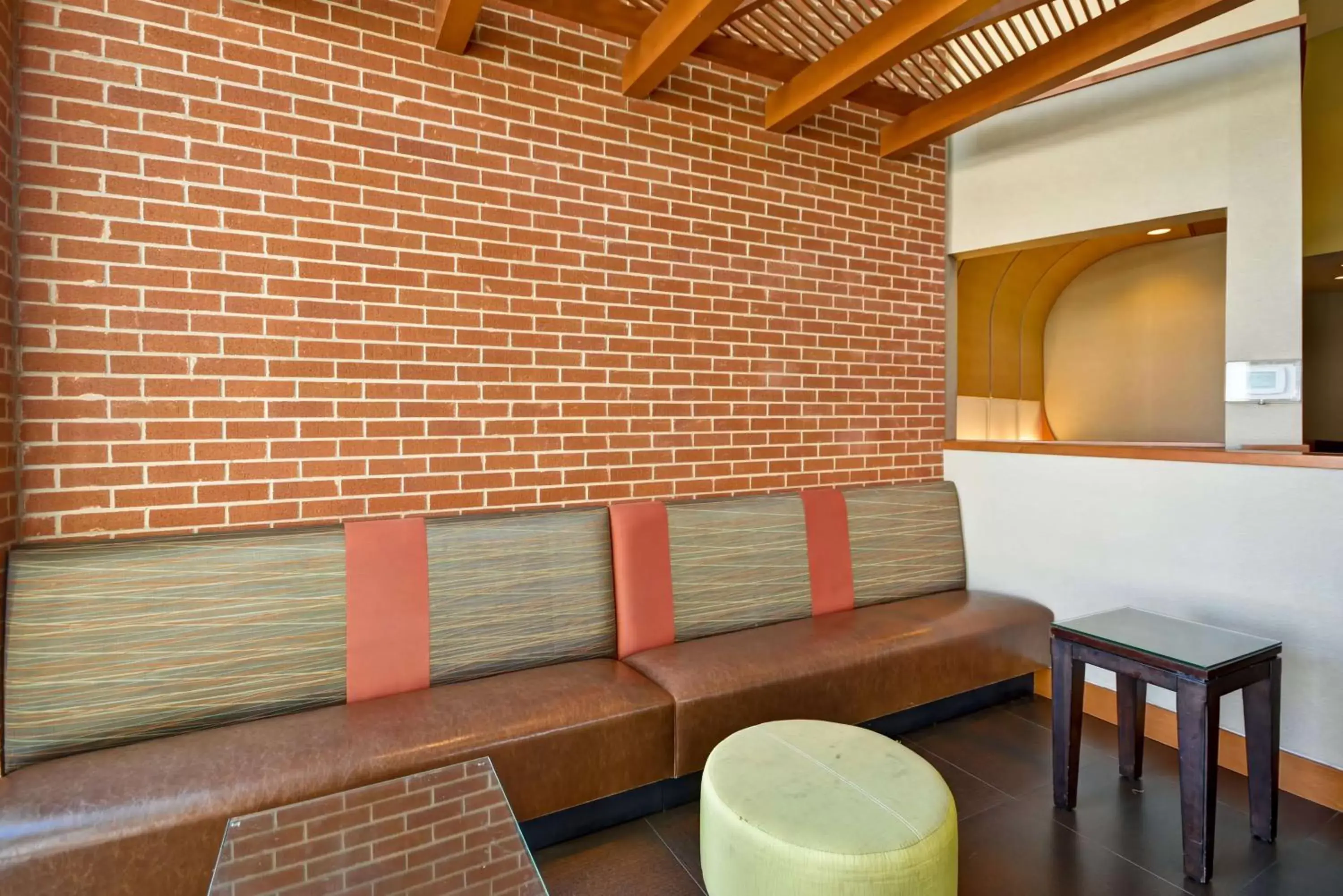 Lounge or bar in Hyatt Place Chicago/Naperville/Warrenville Lounge or bar in Hyatt Place Chicago/Naperville/Warrenville