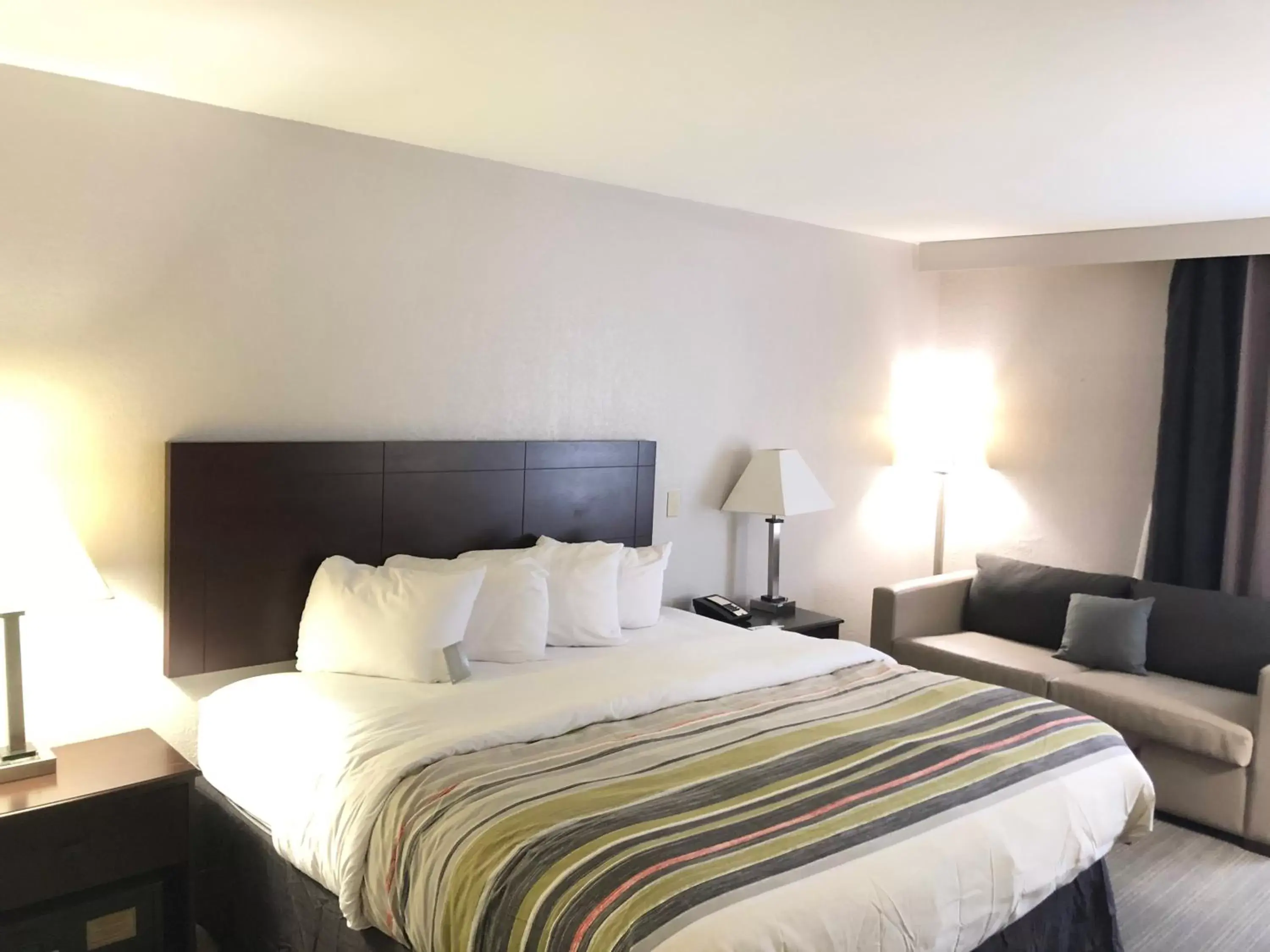 Bed in Country Inn & Suites by Radisson, Greenville, NC