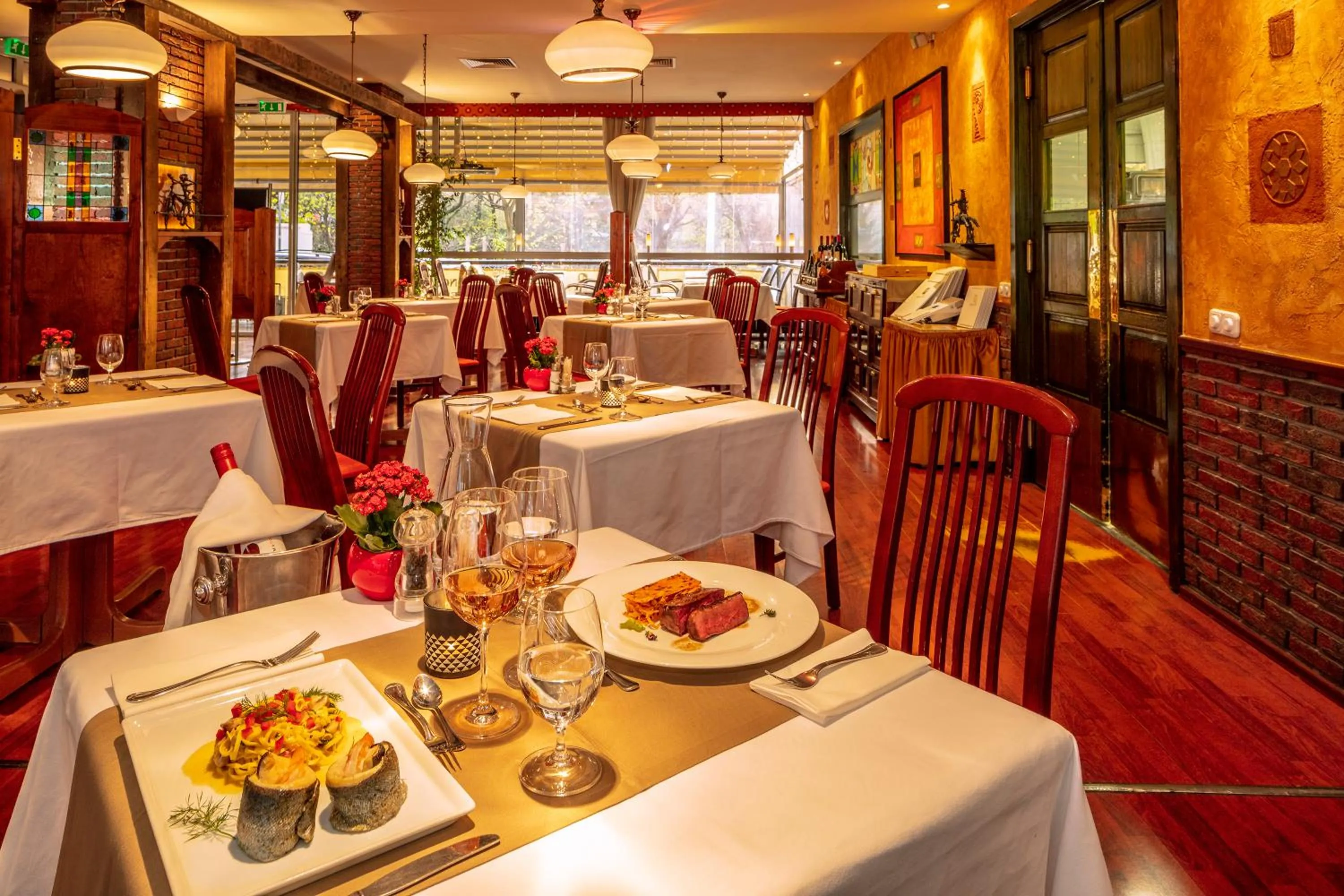 Restaurant/places to eat in Hotel Charles