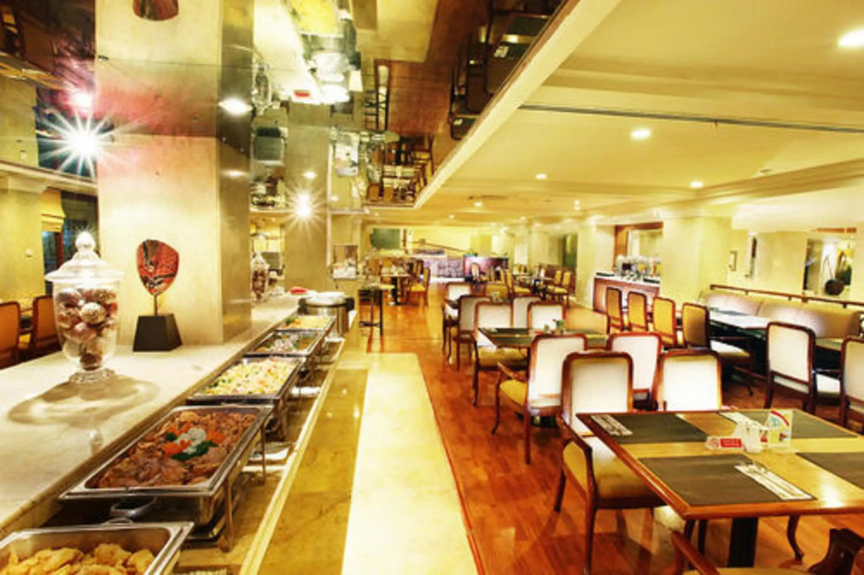 Restaurant/Places to Eat in Hotel New Saphir Yogyakarta