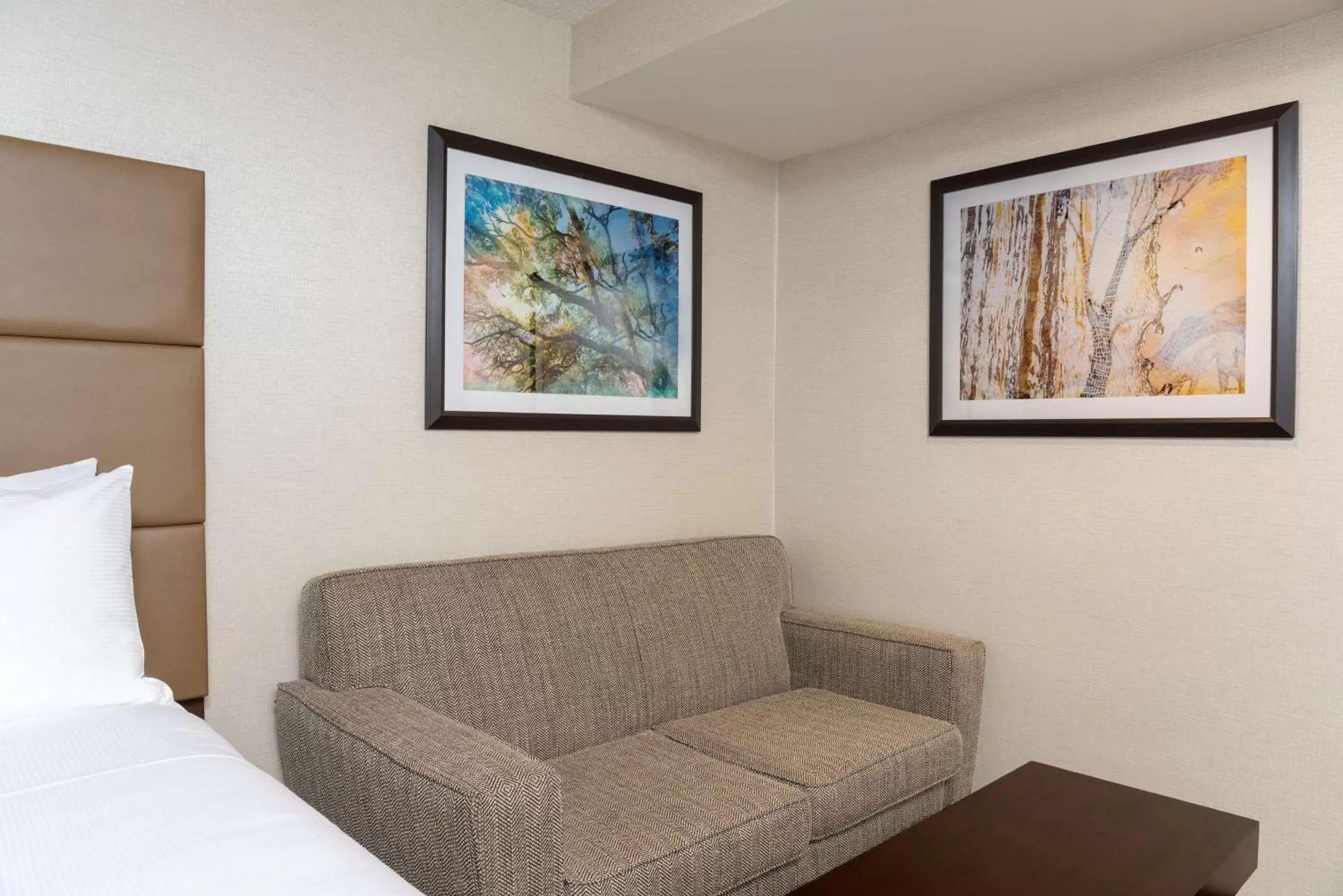 Bed, Seating Area in Doubletree by Hilton Pleasant Prairie Kenosha, WI