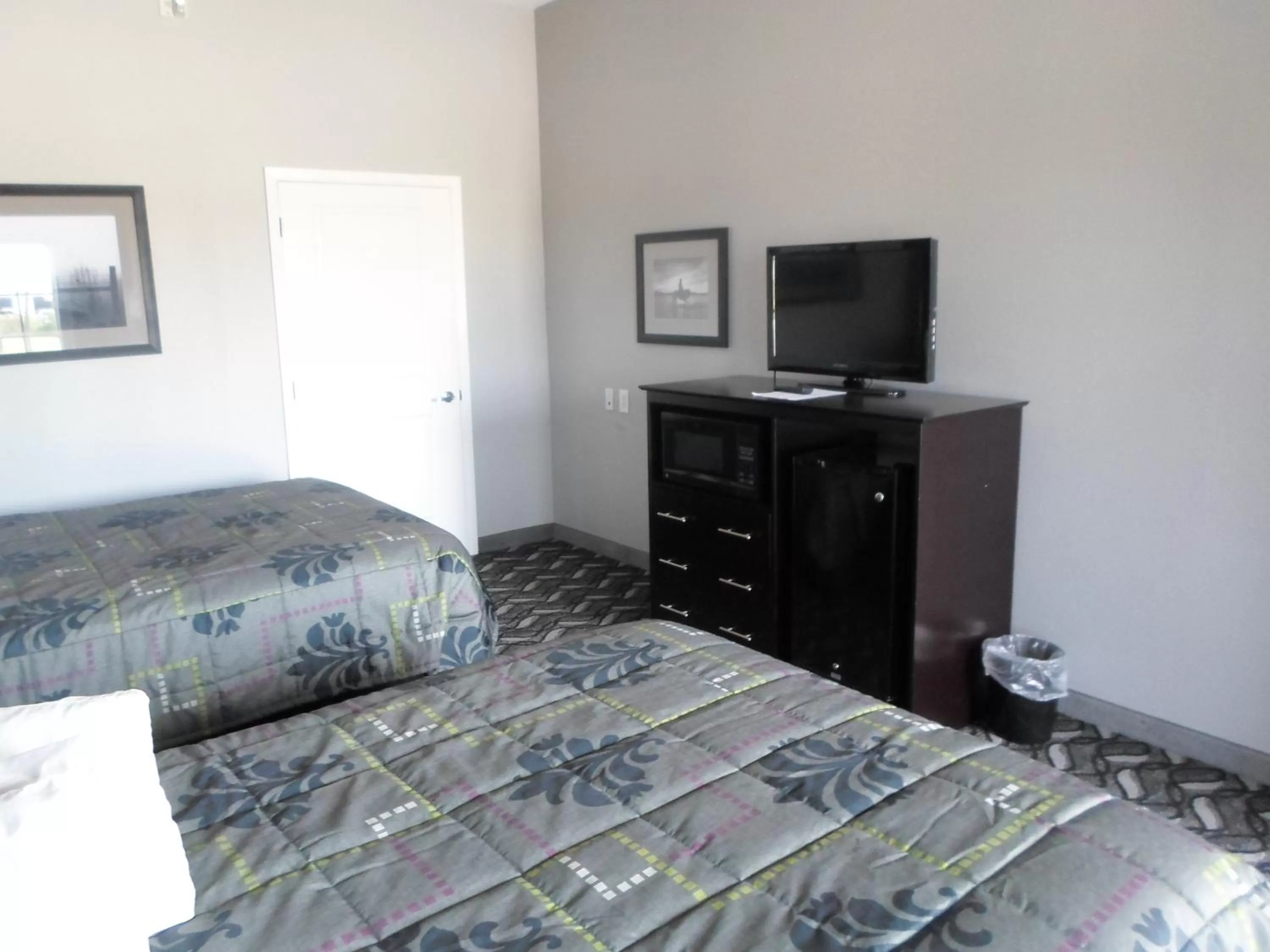 Photo of the whole room, Bed in Studio 6-Beeville, TX