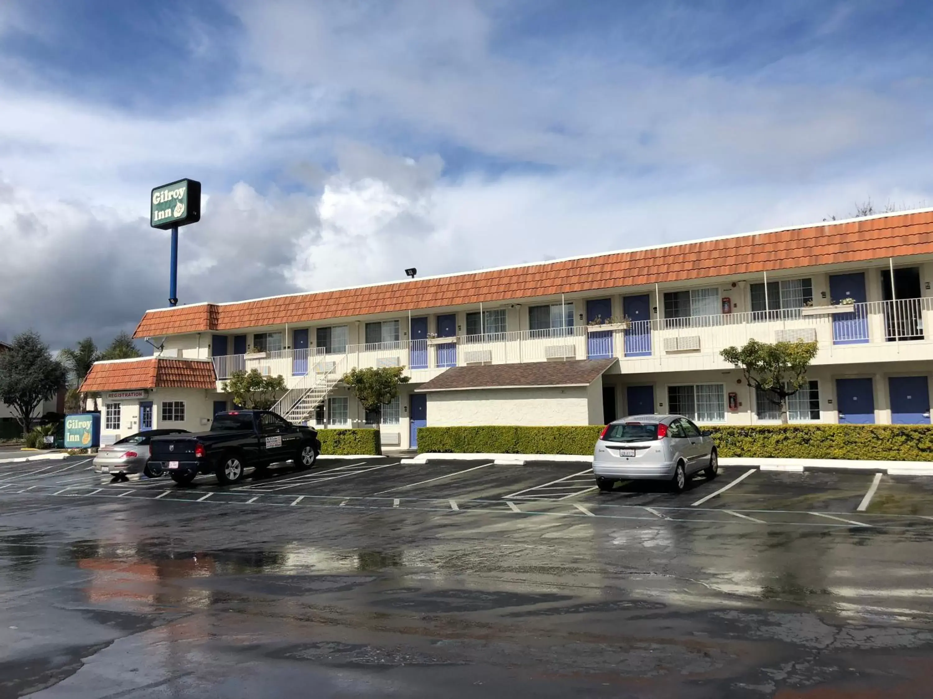 Property building in Gilroy Inn Property building in Gilroy Inn