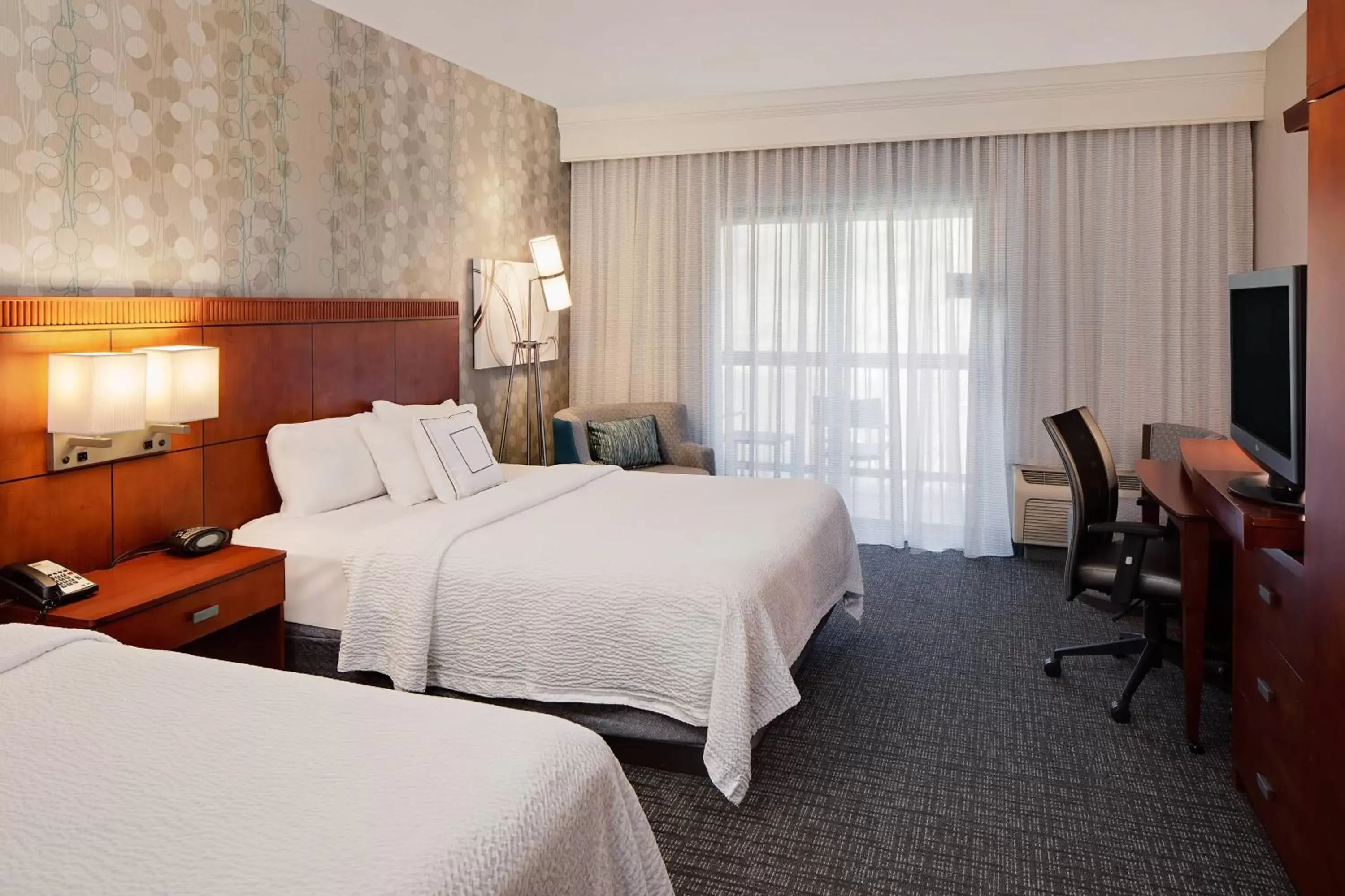 Photo of the whole room, Bed in Courtyard by Marriott Pittsburgh West Homestead Waterfront