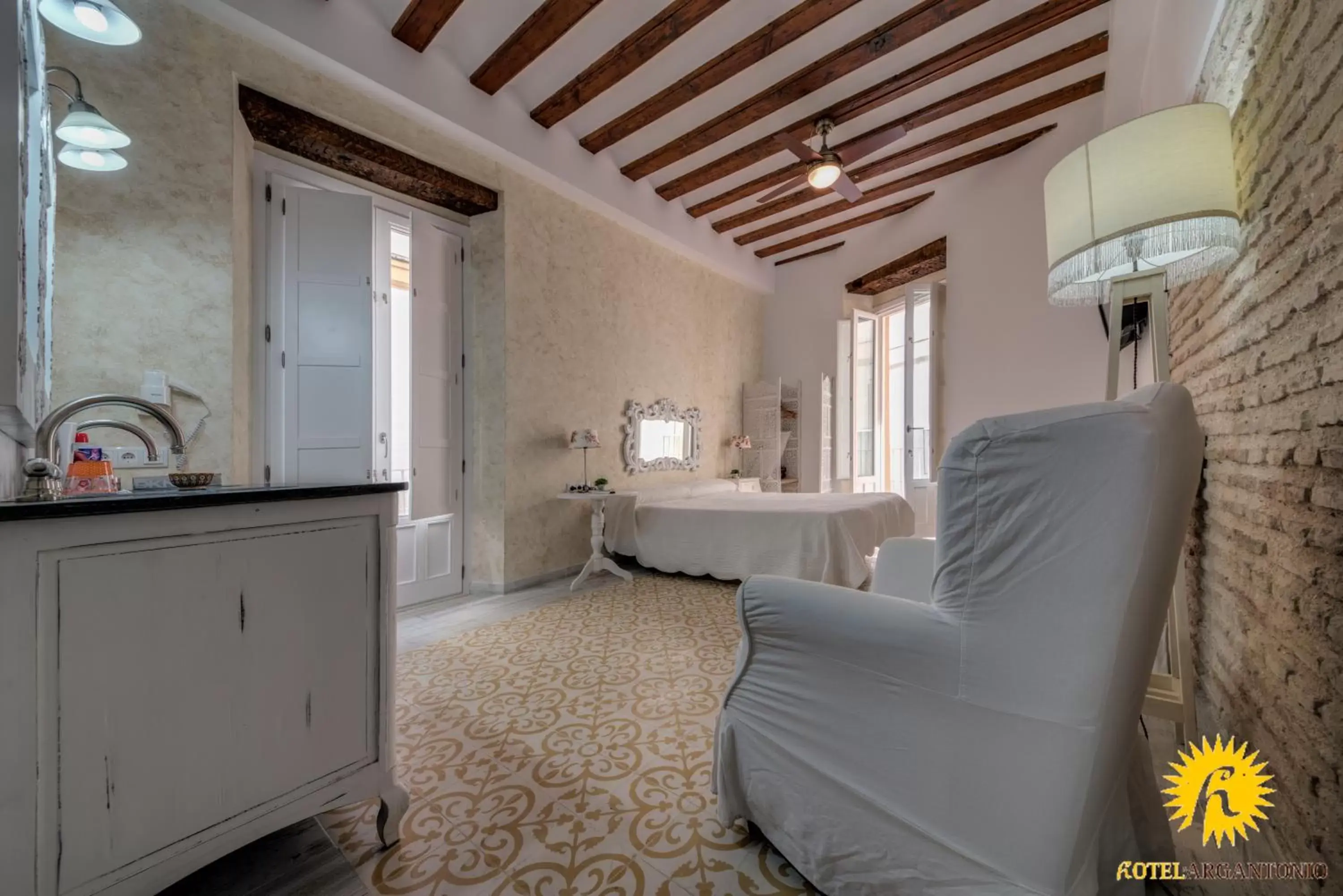 Bedroom, Seating Area in Hotel Argantonio