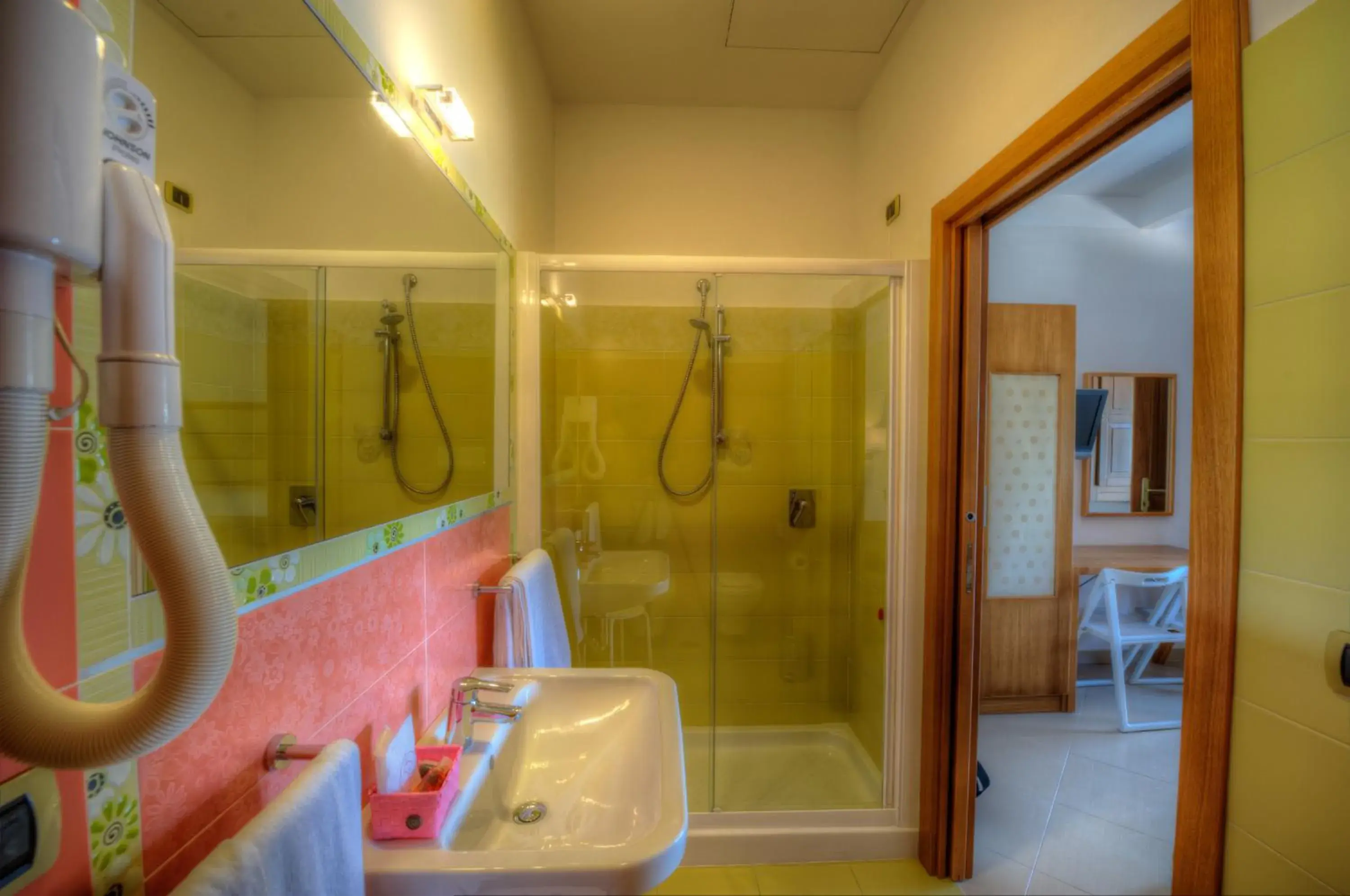 Shower, Bathroom in Hotel Zeus