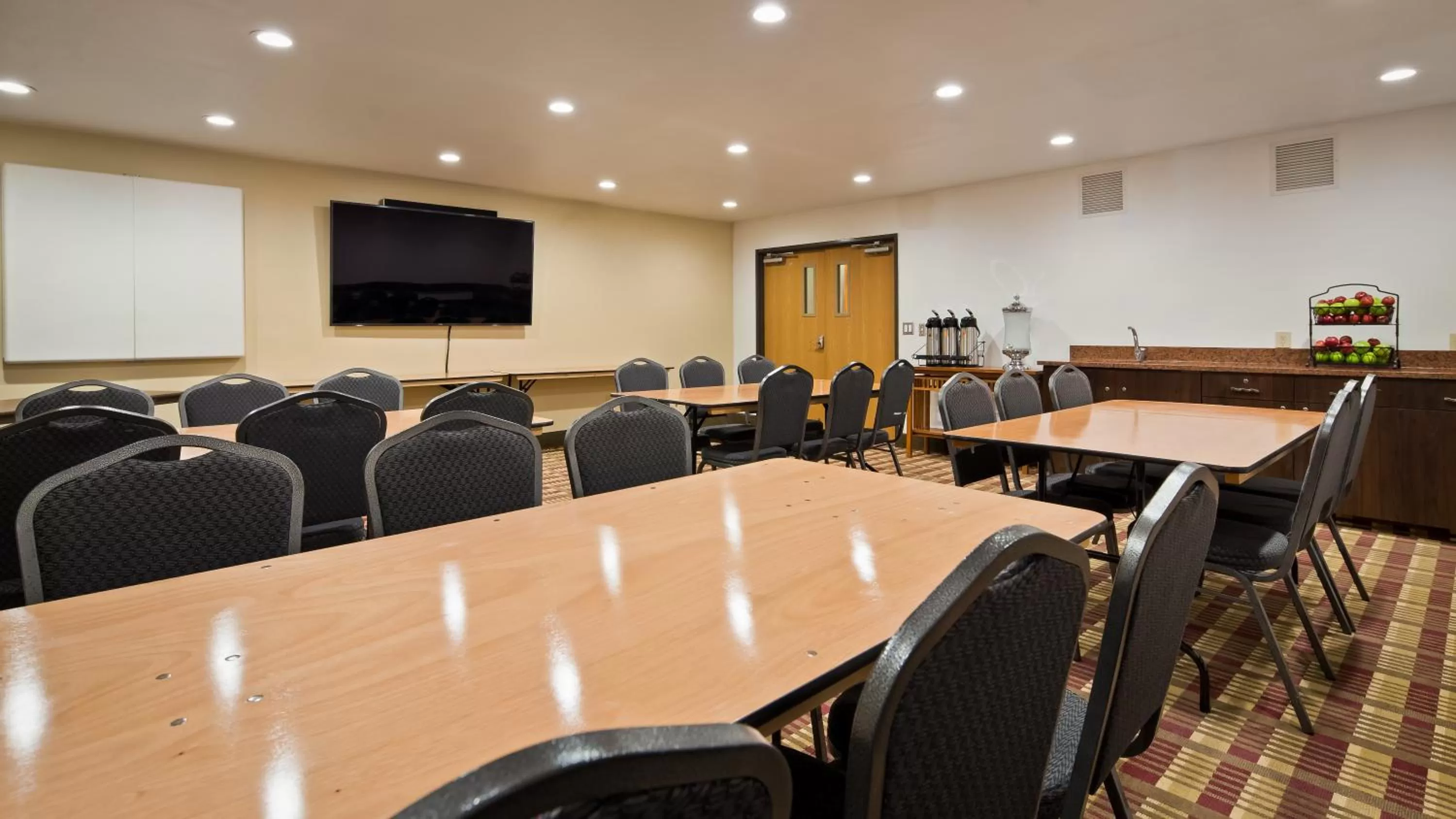 Banquet/Function facilities in White Pine Inn & Suites