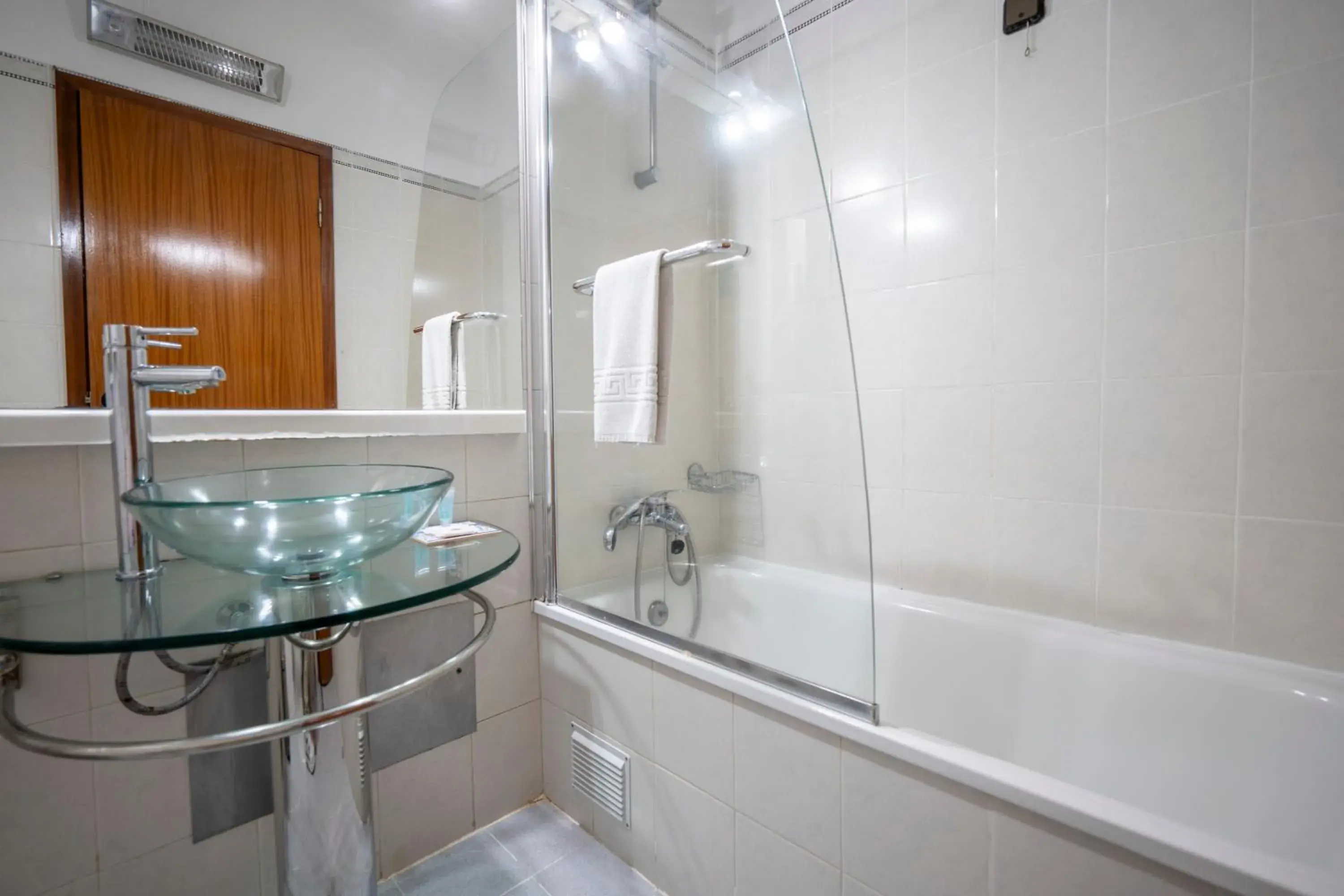 Bath, Bathroom in Hotel Onix