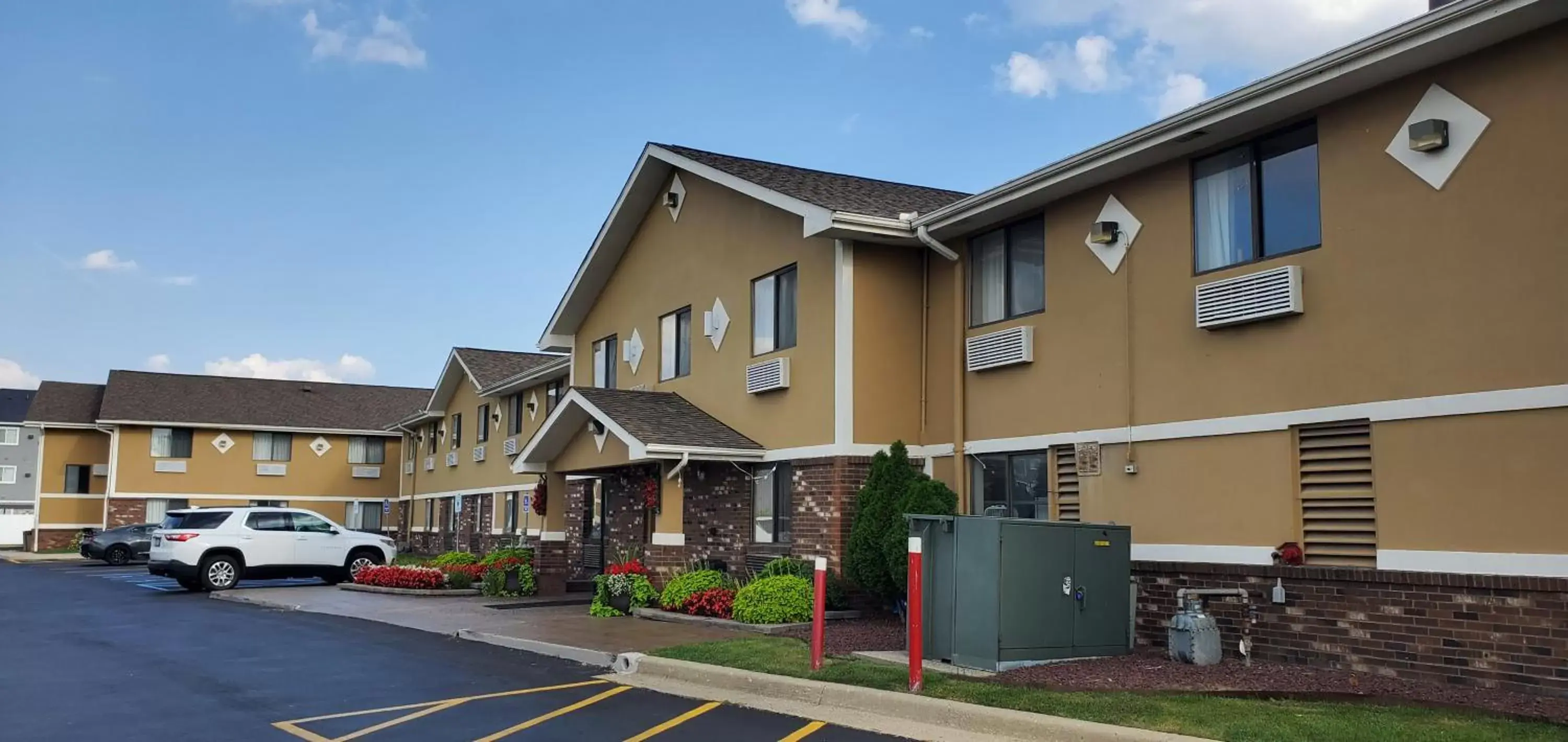 Property Building in Super 8 by Wyndham Sterling Heights/Detroit Area