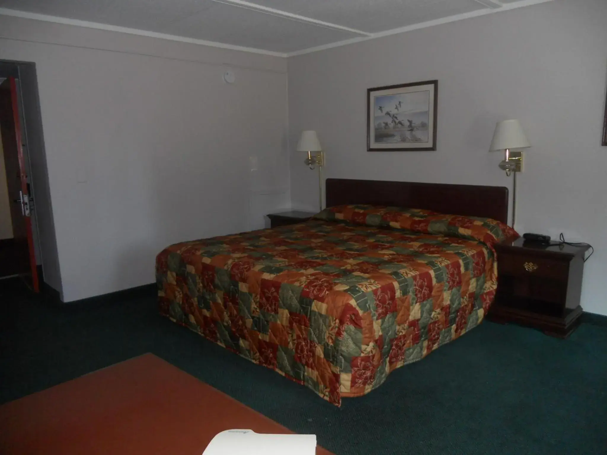 Bed in Rapids Inn & Suites