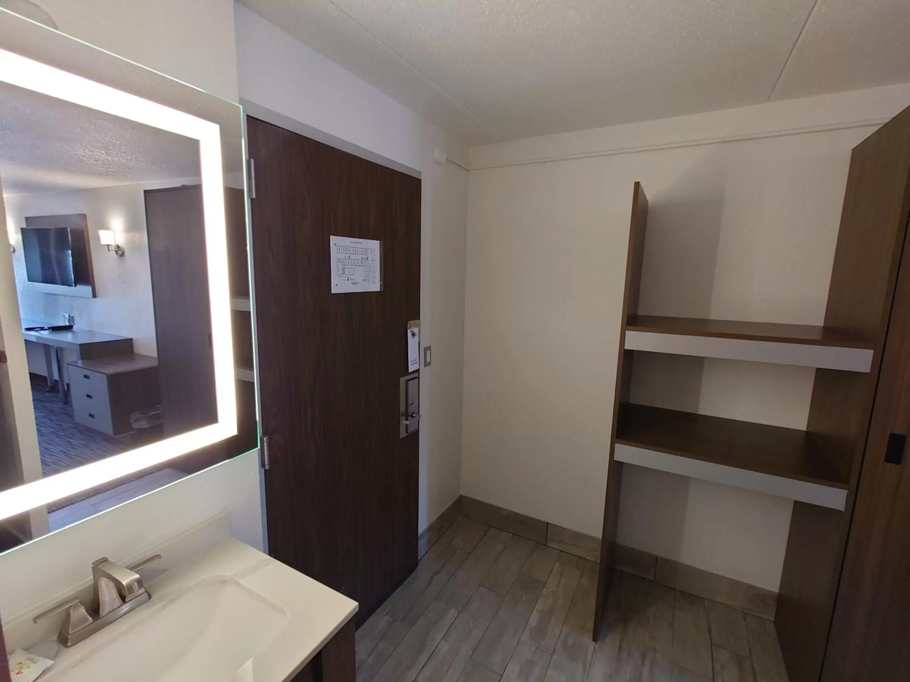 TV and multimedia, Bathroom in Reagan Resorts Inn