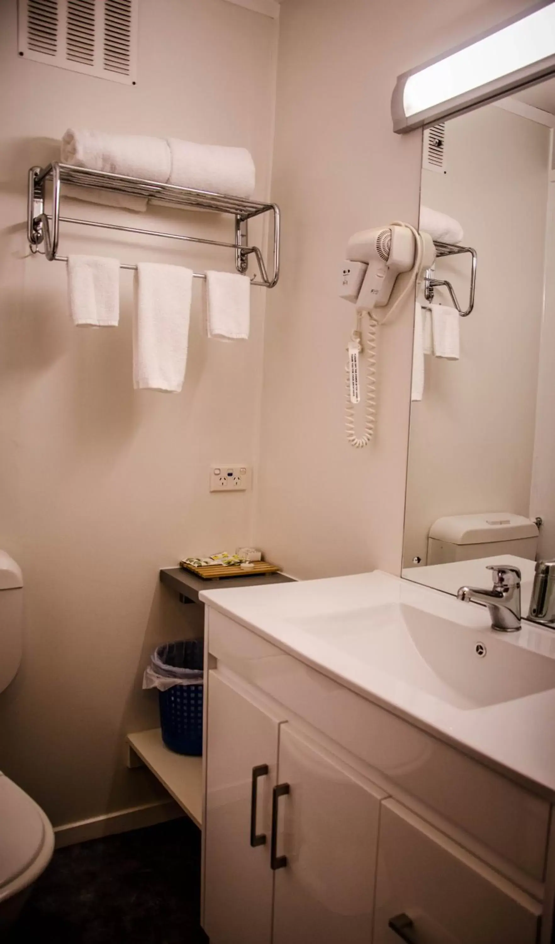 Bathroom in Alpers Lodge & Conference Centre