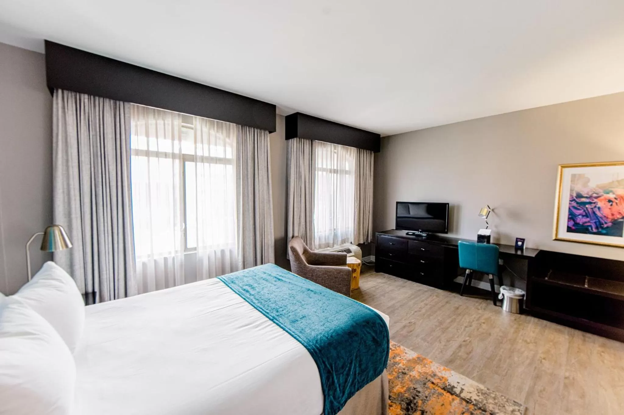 Photo of the whole room, Bed in Hotel Indigo San Antonio Riverwalk by IHG