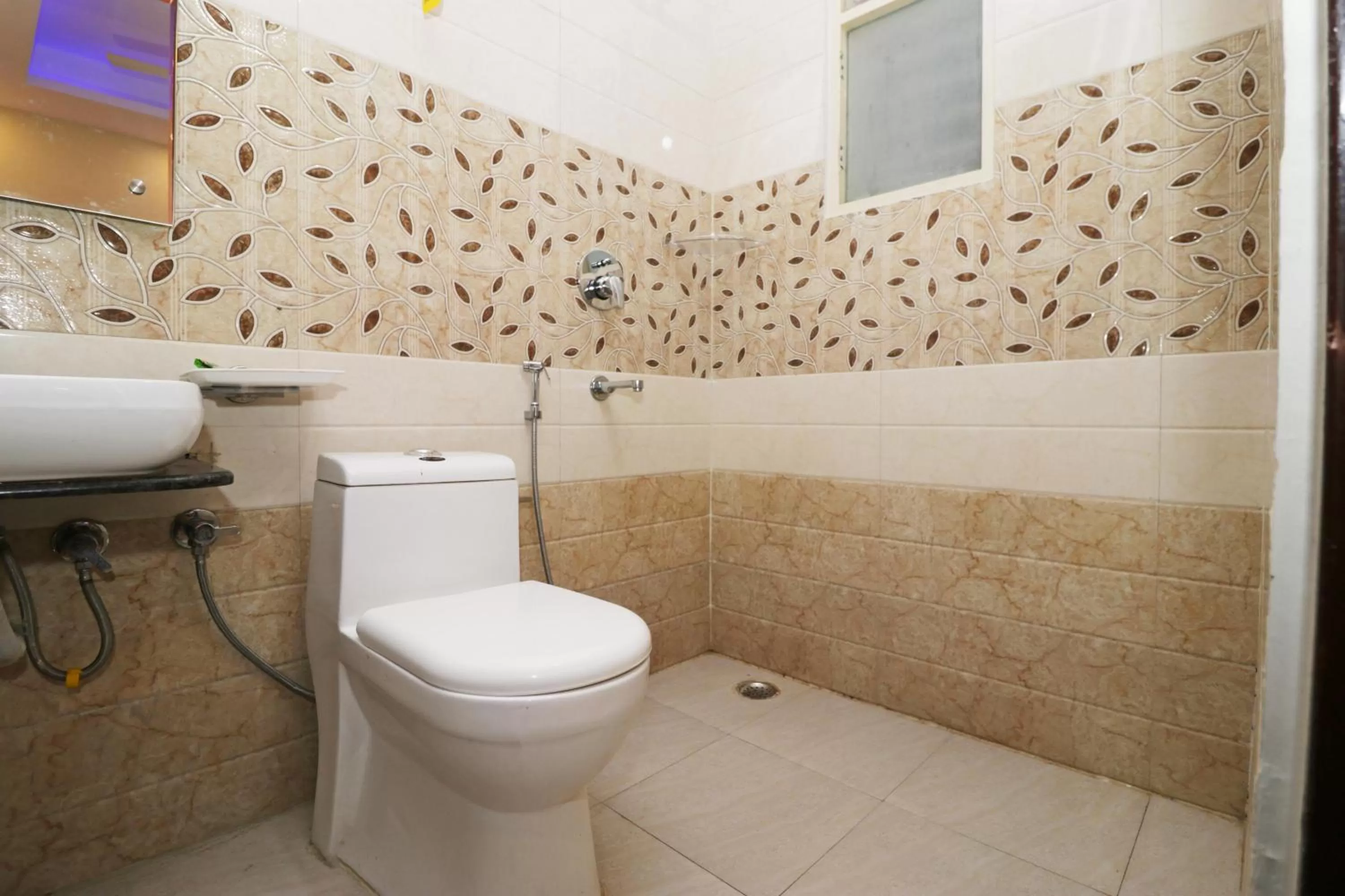 Bathroom in Airport Hotel Shivaka Inn