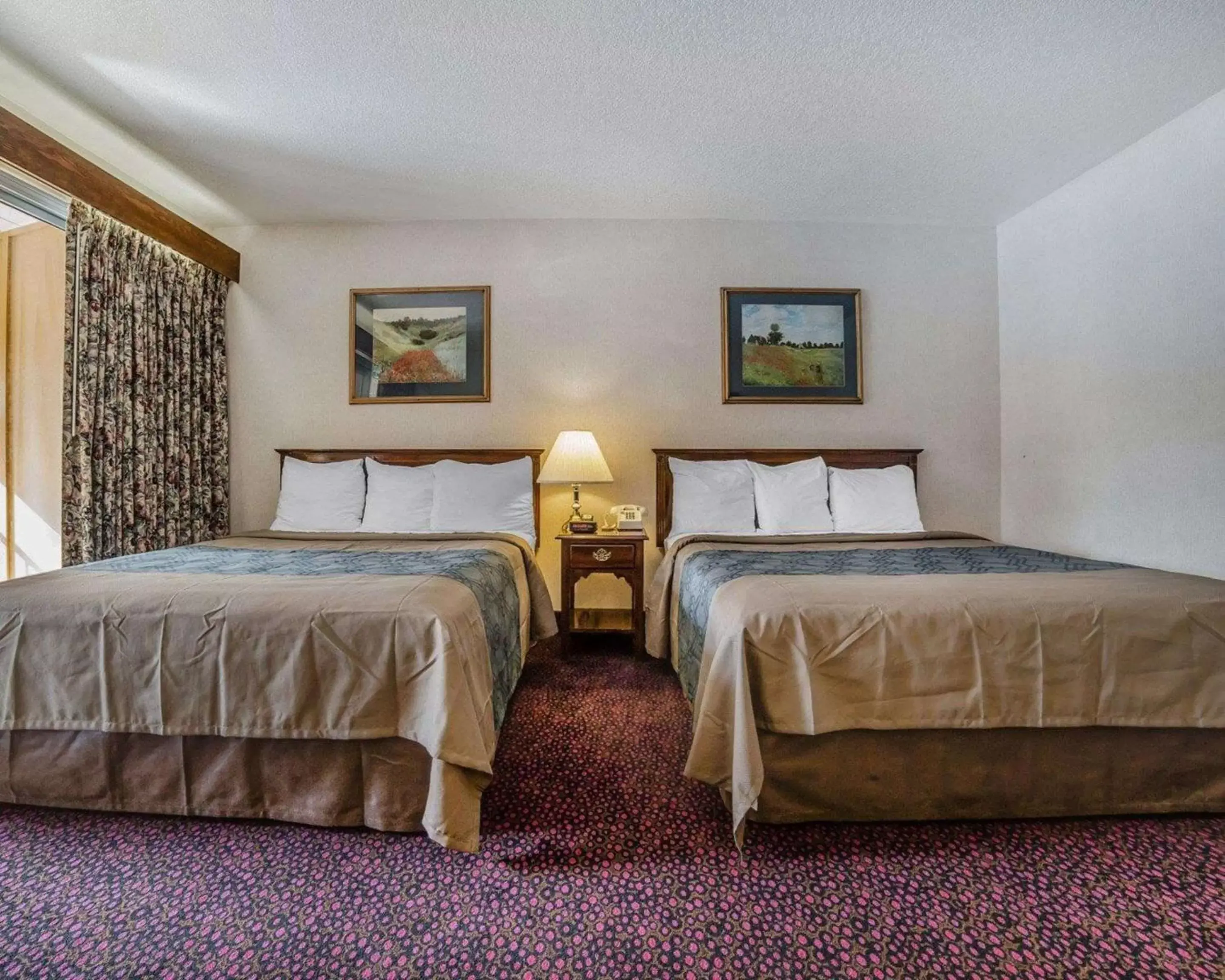 Photo of the whole room, Bed in Econo Lodge Reno-Sparks Convention Center