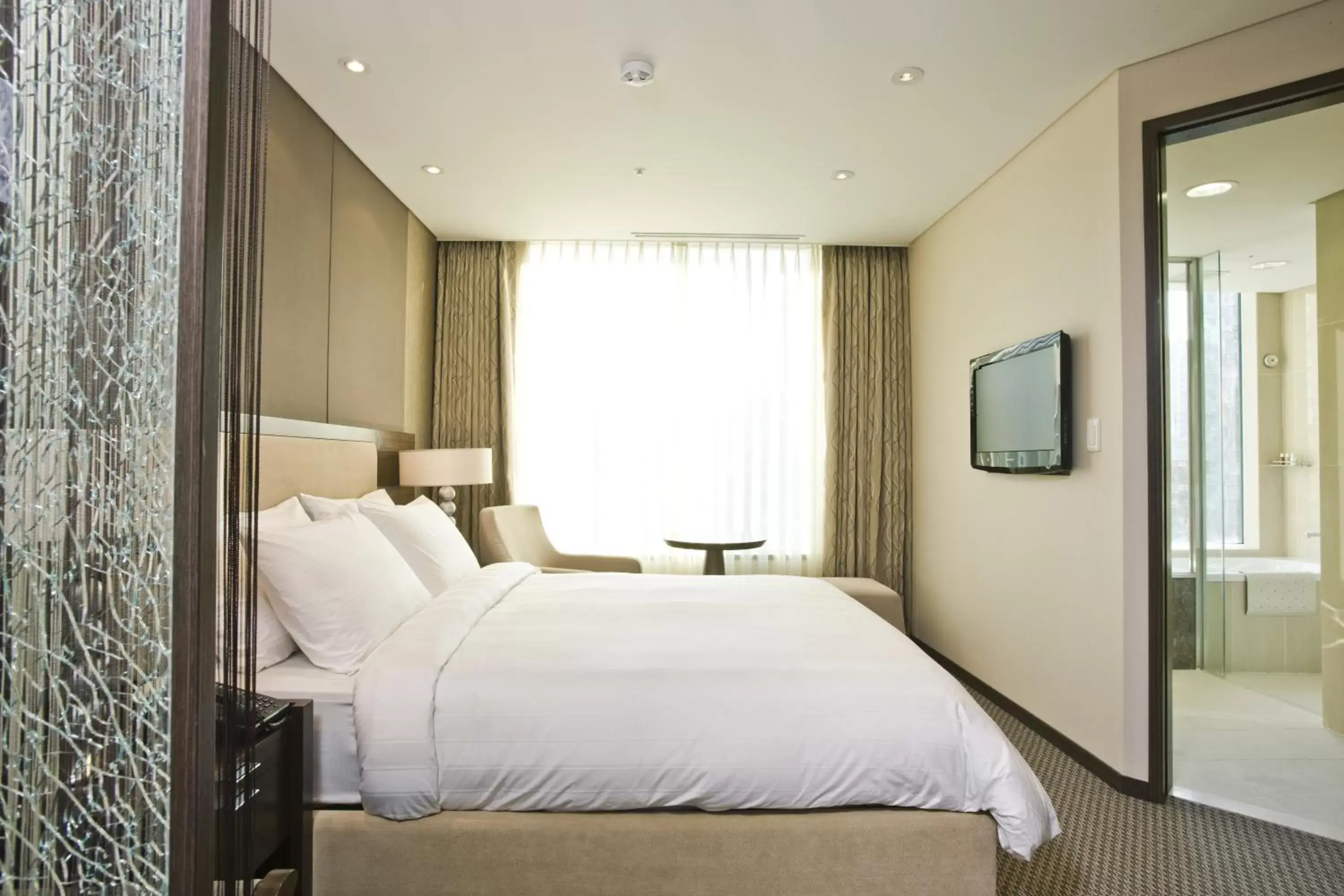Bedroom, Bed in LOTTE City Hotel Mapo