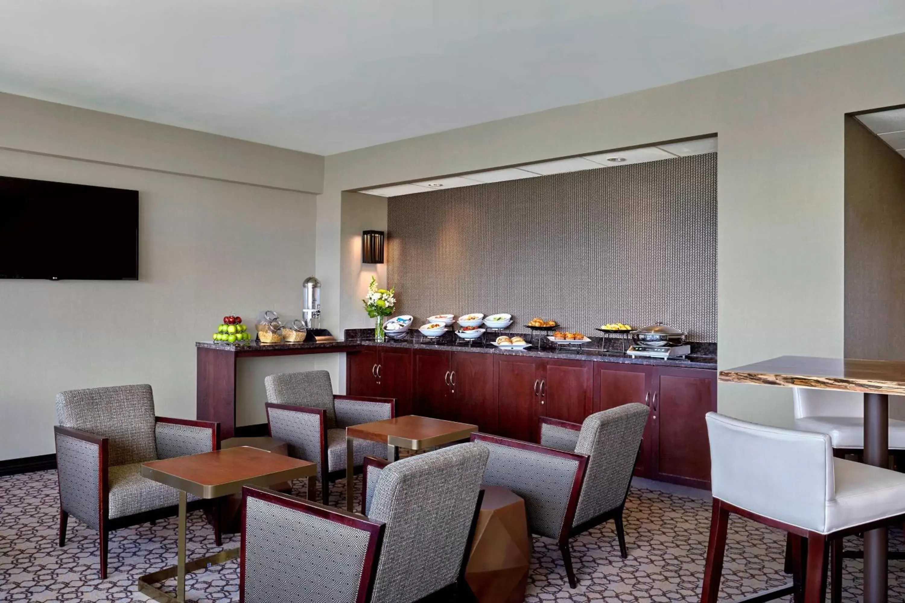 Lounge or bar, Restaurant/Places to Eat in Sheraton Vancouver Guildford Hotel