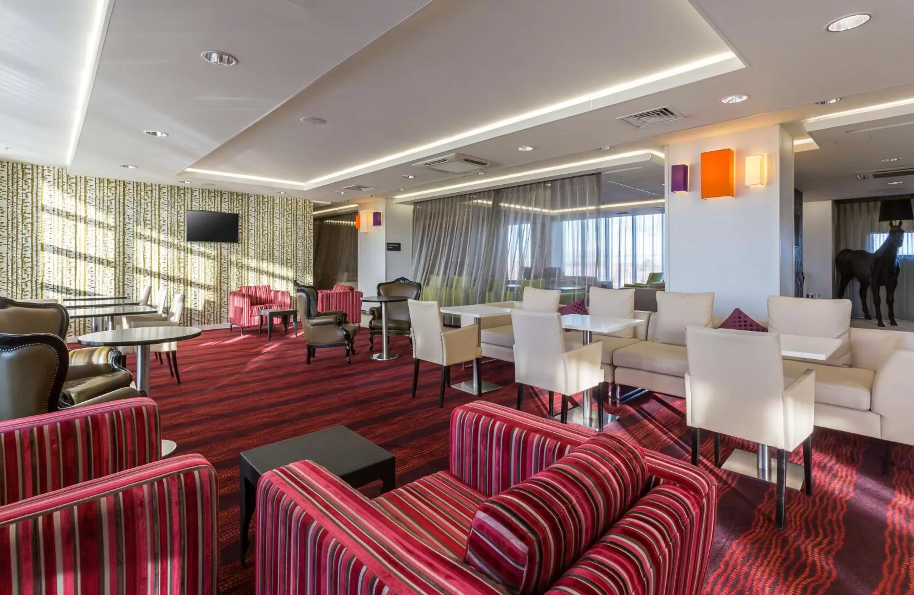 Lounge or bar, Restaurant/Places to Eat in Hampton by Hilton Liverpool John Lennon Airport