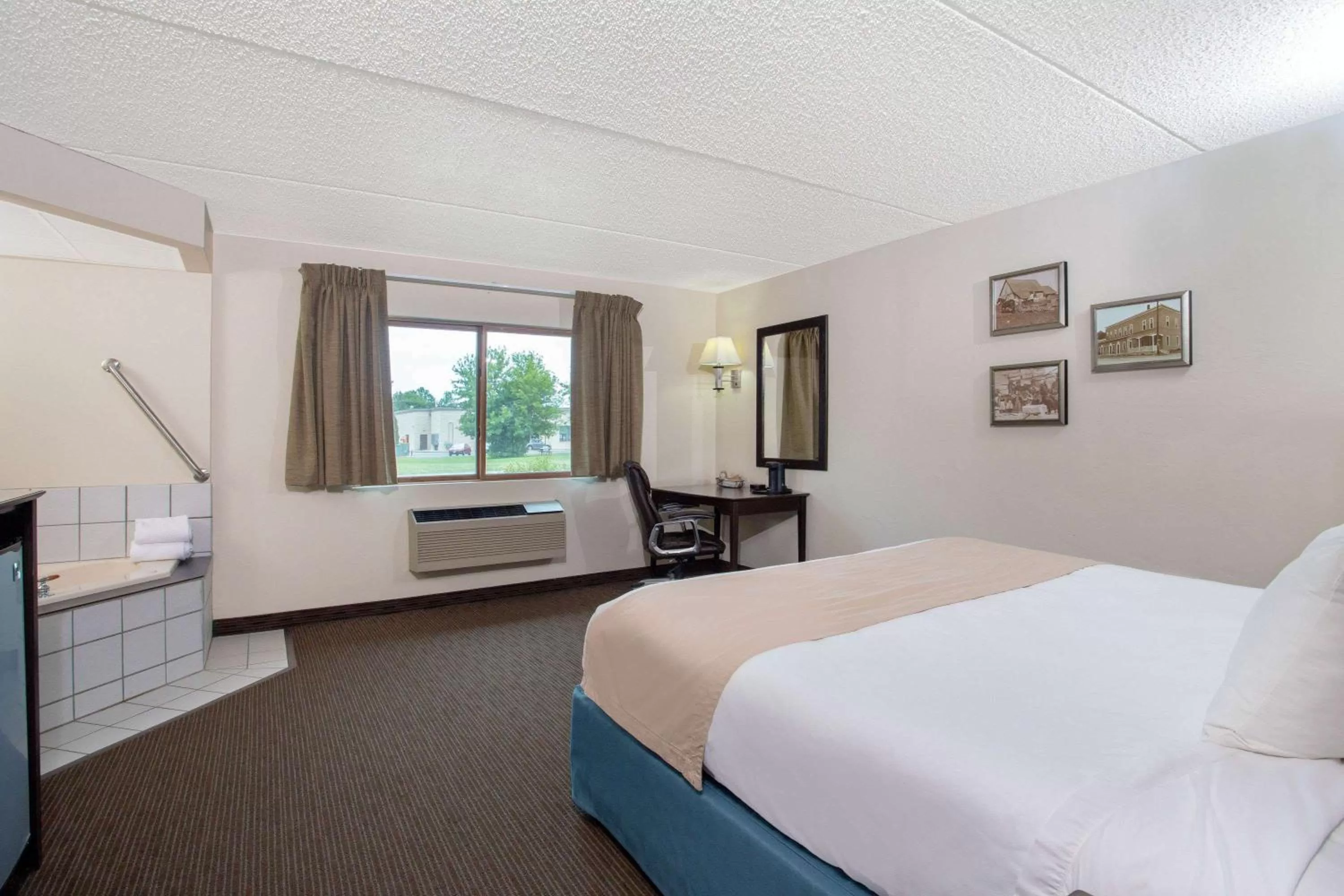 Photo of the whole room, Bed in AmericInn by Wyndham Green Bay West