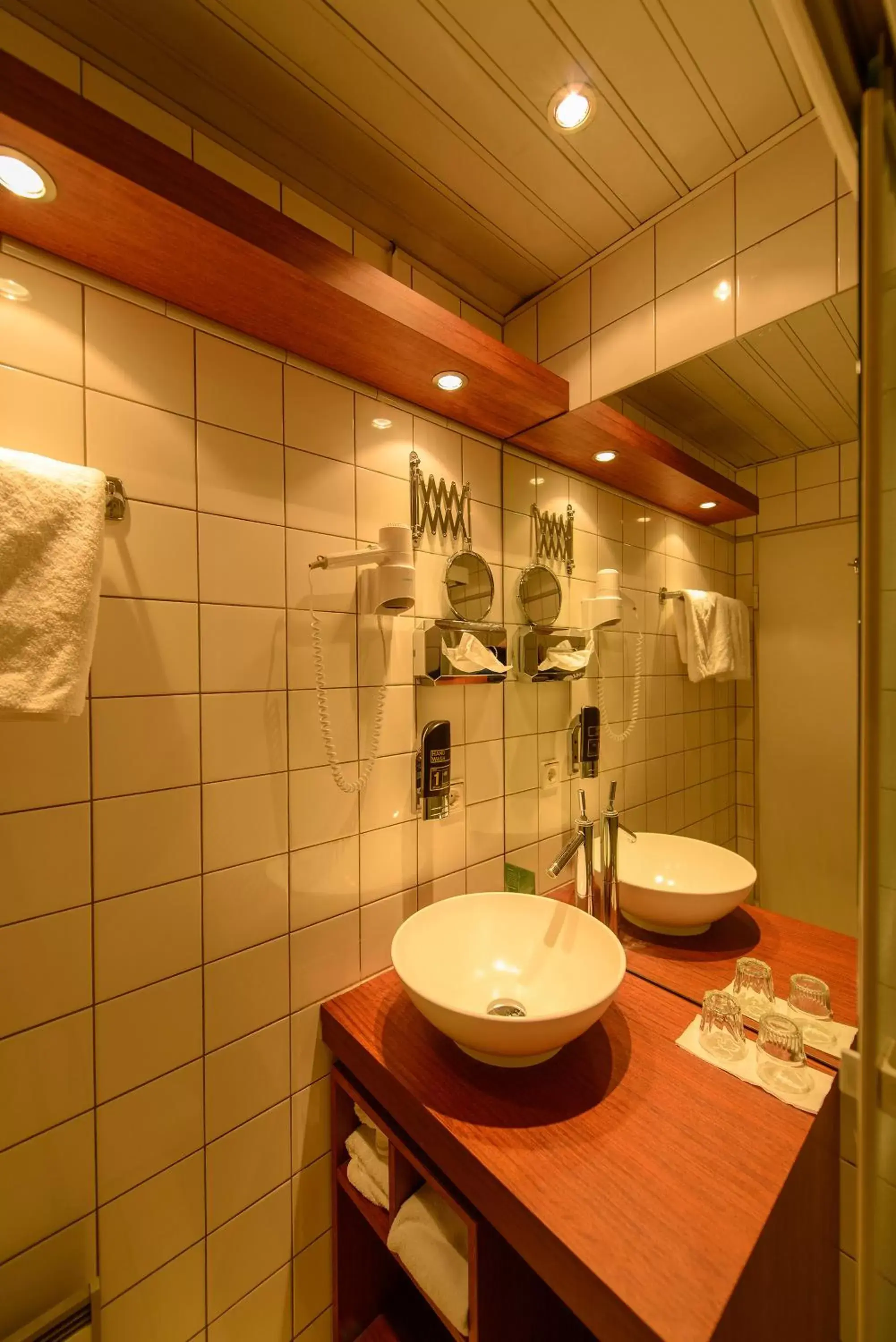 Shower, Bathroom in Parkhotel Frankfurt Airport