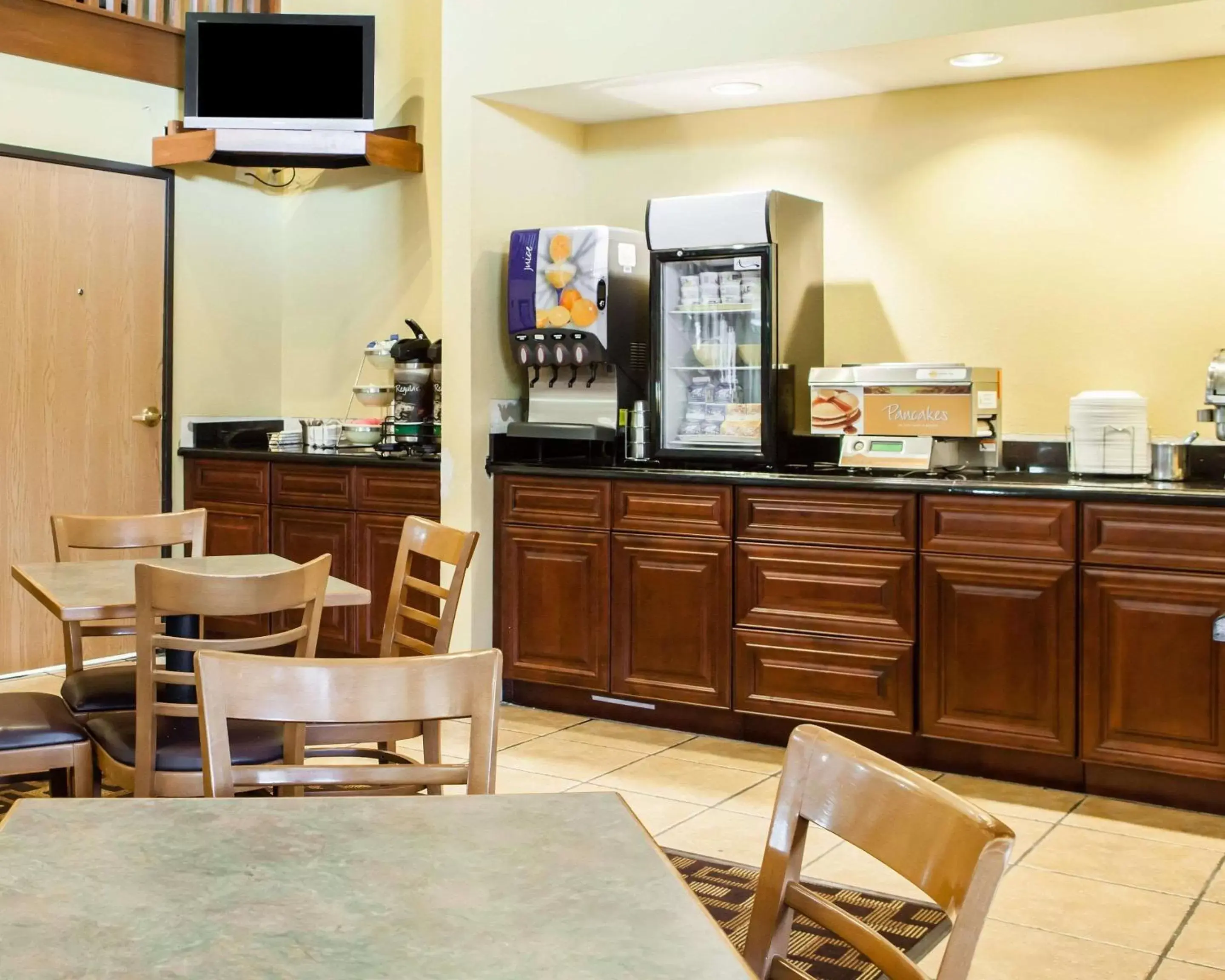 Restaurant/Places to Eat in Quality Inn Bolingbrook I-55