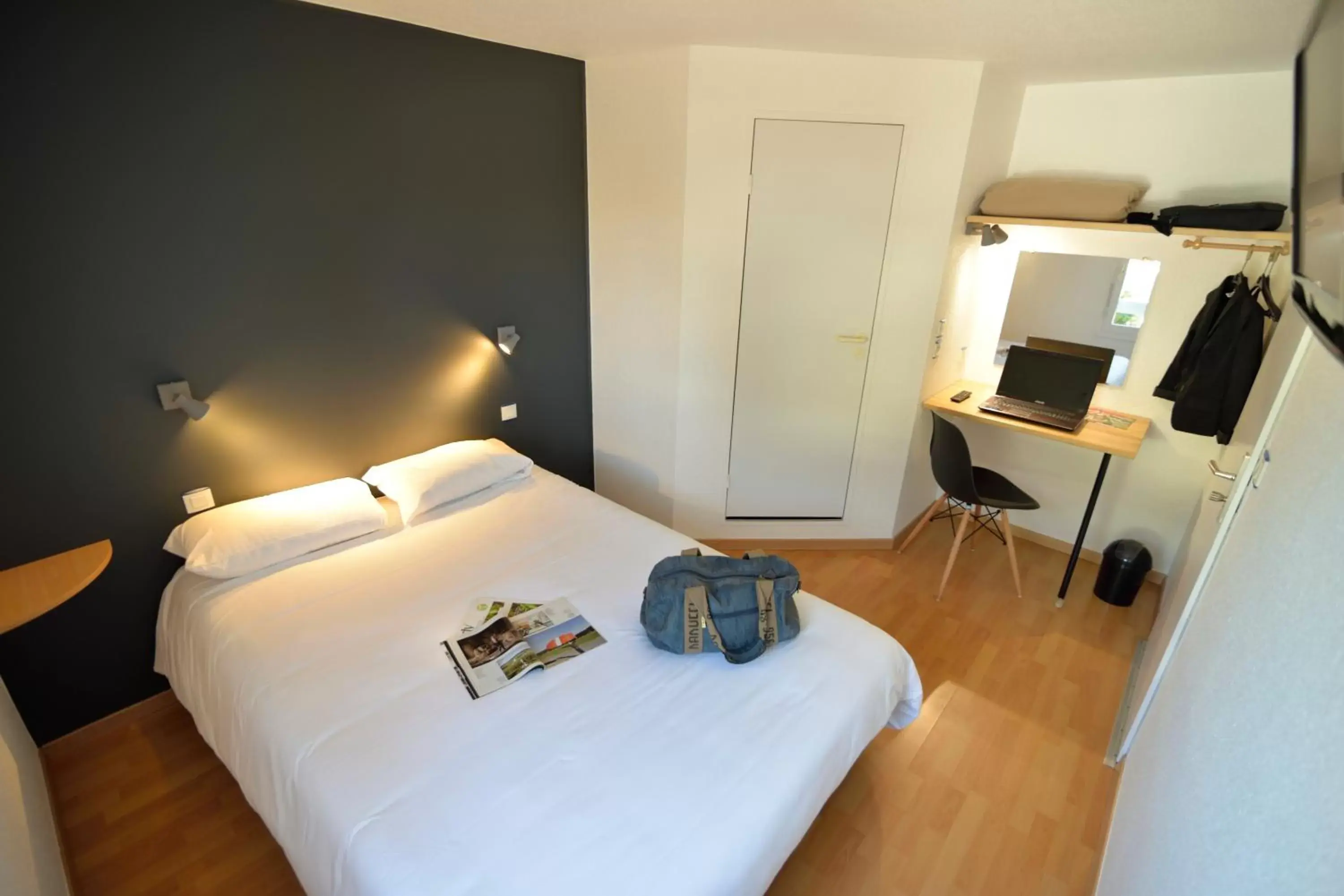 Photo of the whole room, Bed in Fasthotel Limoges