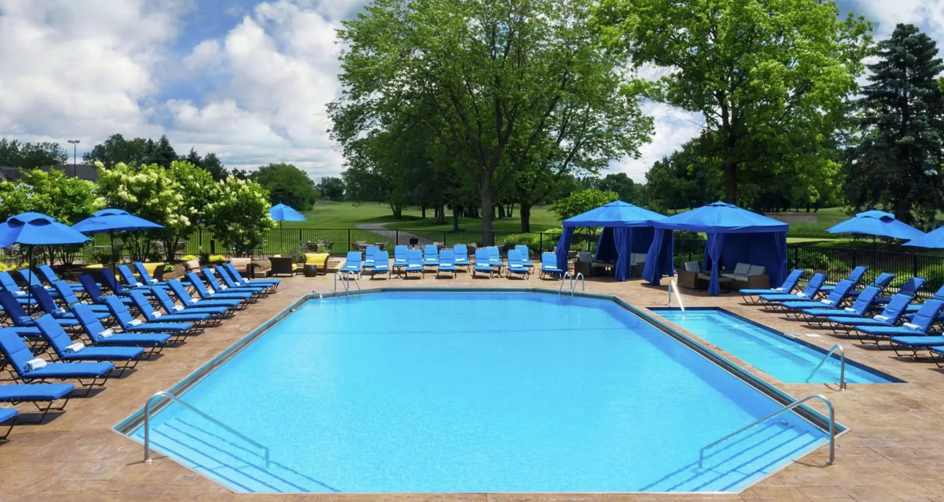 Pool view, Swimming Pool in Hilton Chicago Oak Brook Hills Resort & Conference Center